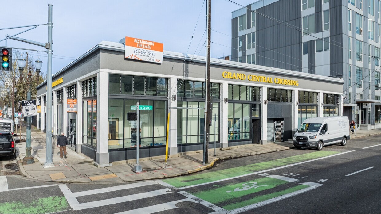 Beautiful New Restaurant Space with High Ceilings and Floor to Ceiling windows on NE Grand and Couch - Thumbnail 5