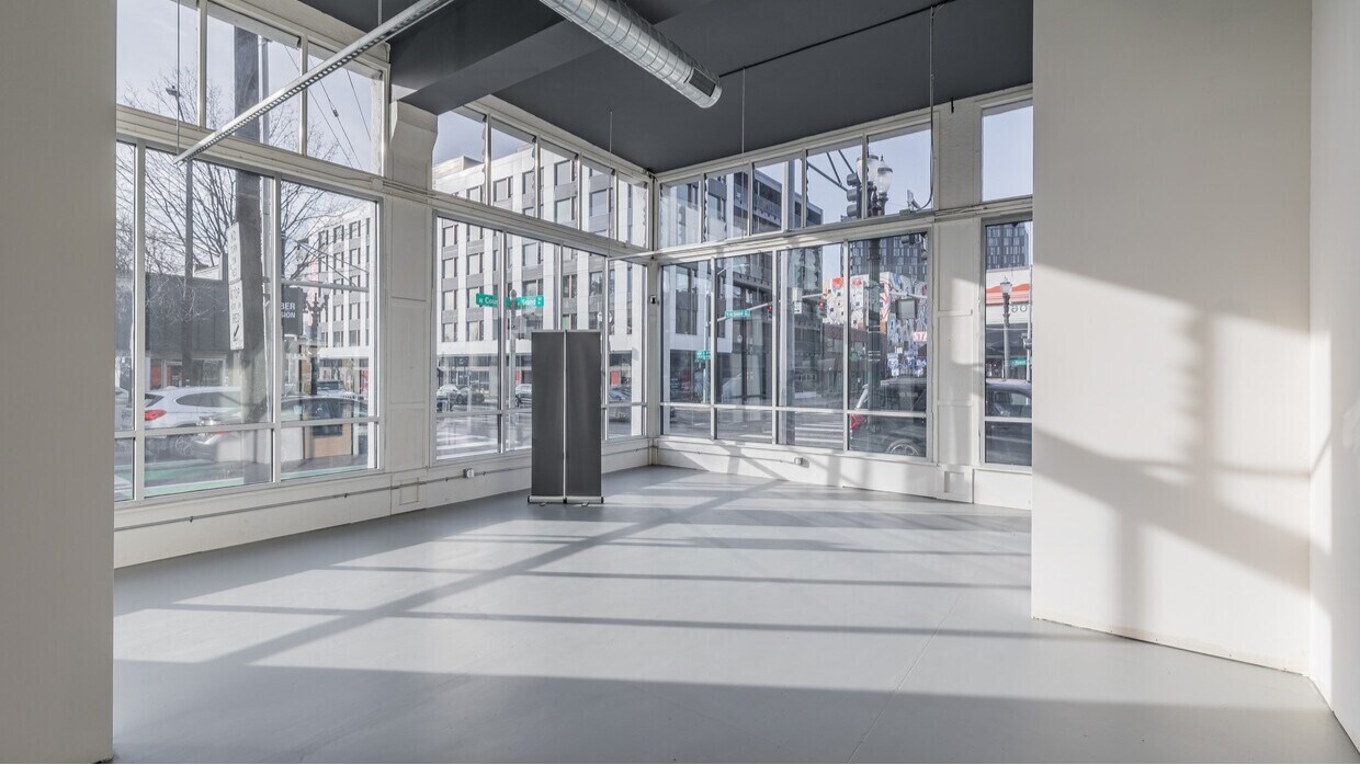 Beautiful New Restaurant Space with High Ceilings and Floor to Ceiling windows on NE Grand and Couch - Thumbnail 4