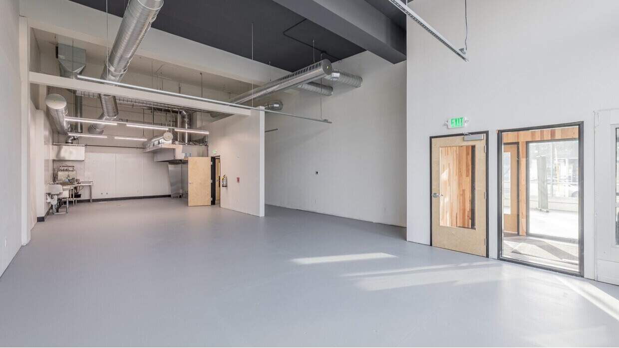 Beautiful New Restaurant Space with High Ceilings and Floor to Ceiling windows on NE Grand and Couch - Image 1