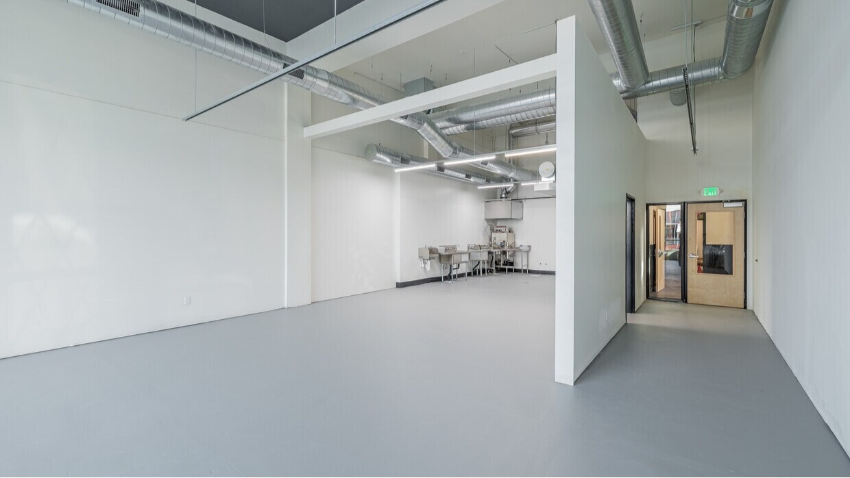 Beautiful New Restaurant Space with High Ceilings and Floor to Ceiling windows on NE Grand and Couch - Thumbnail 2