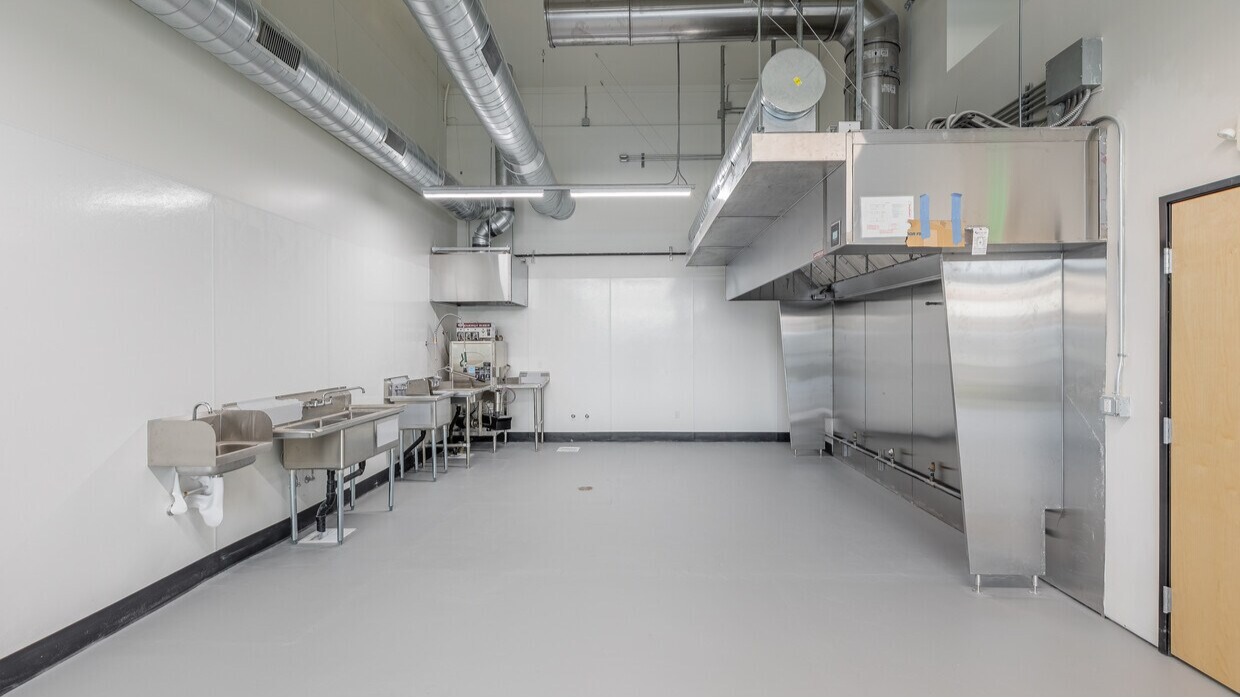 Beautiful New Restaurant Space with High Ceilings and Floor to Ceiling windows on NE Grand and Couch - Thumbnail 3