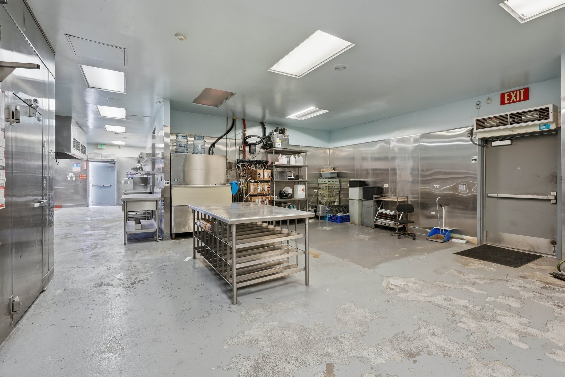Freestanding 6,000 SF restaurant building for lease - Thumbnail 4