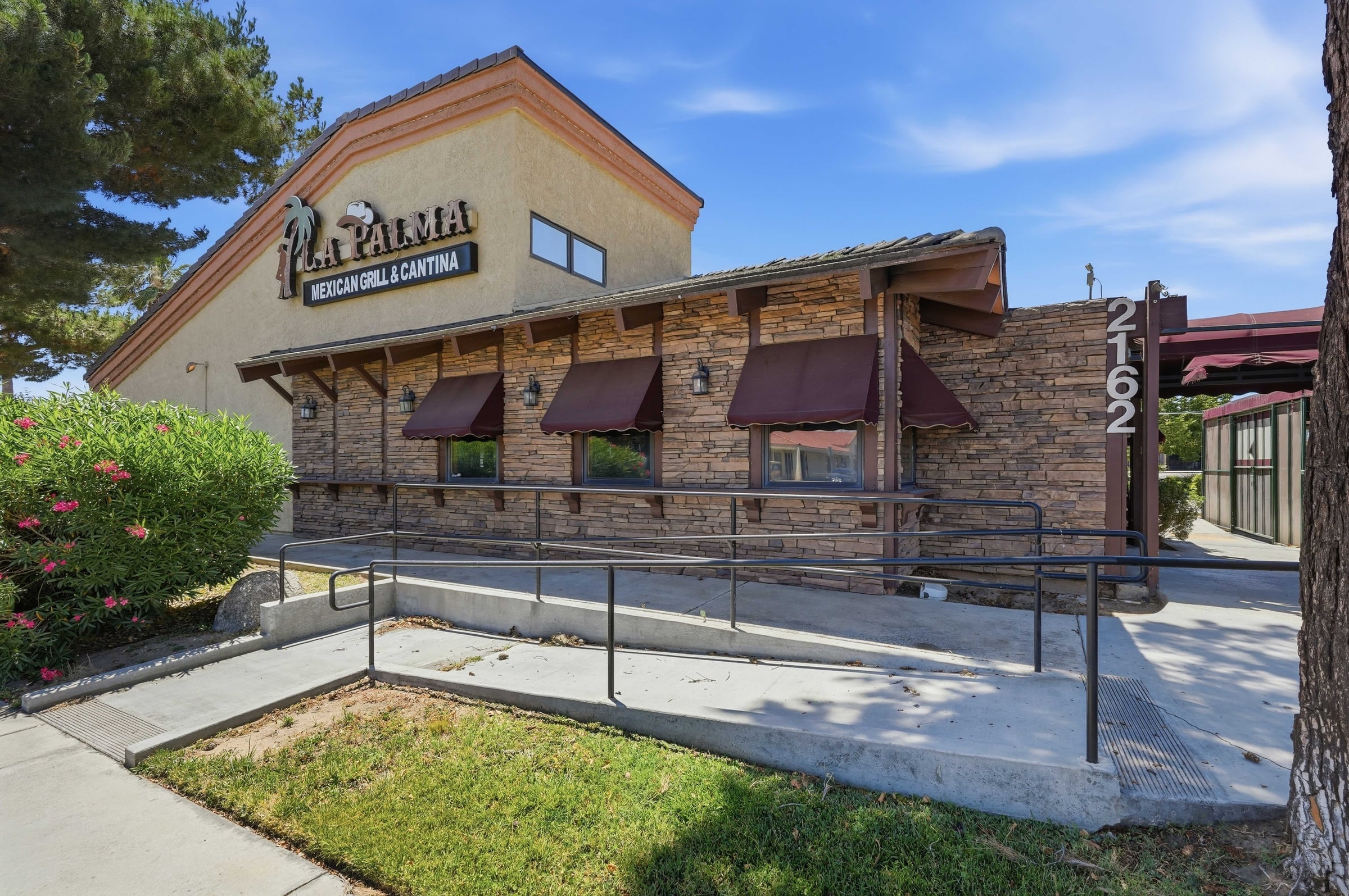 Freestanding 6,000 SF restaurant building for lease