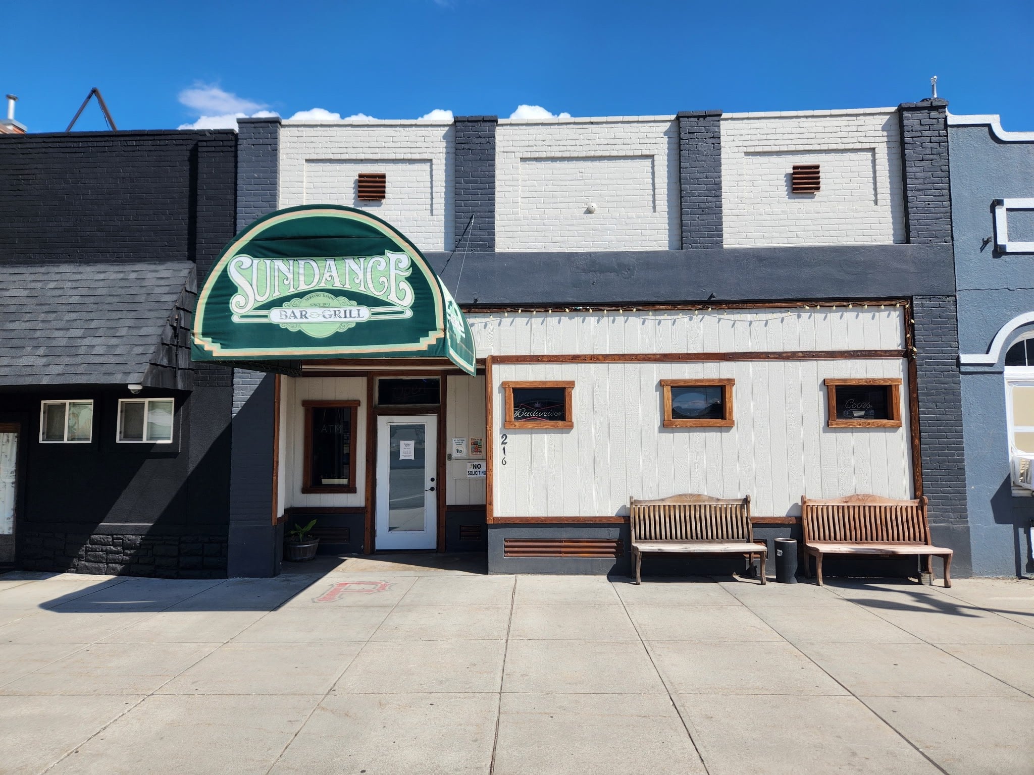 Downtown Bar & Grill with legacy liquor license & studio apartment! - Image 1