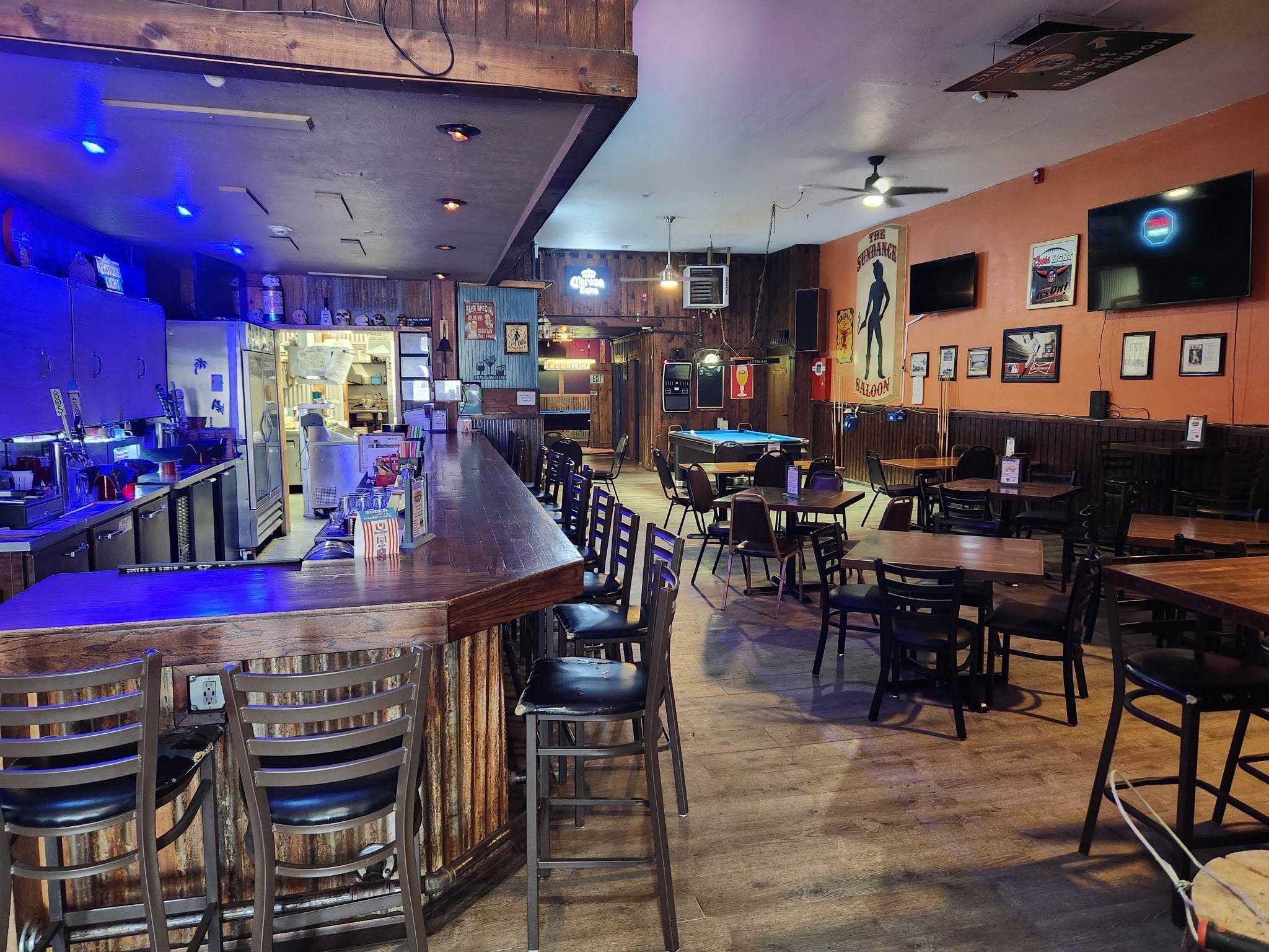 Downtown Bar & Grill with legacy liquor license & studio apartment! - Thumbnail 3