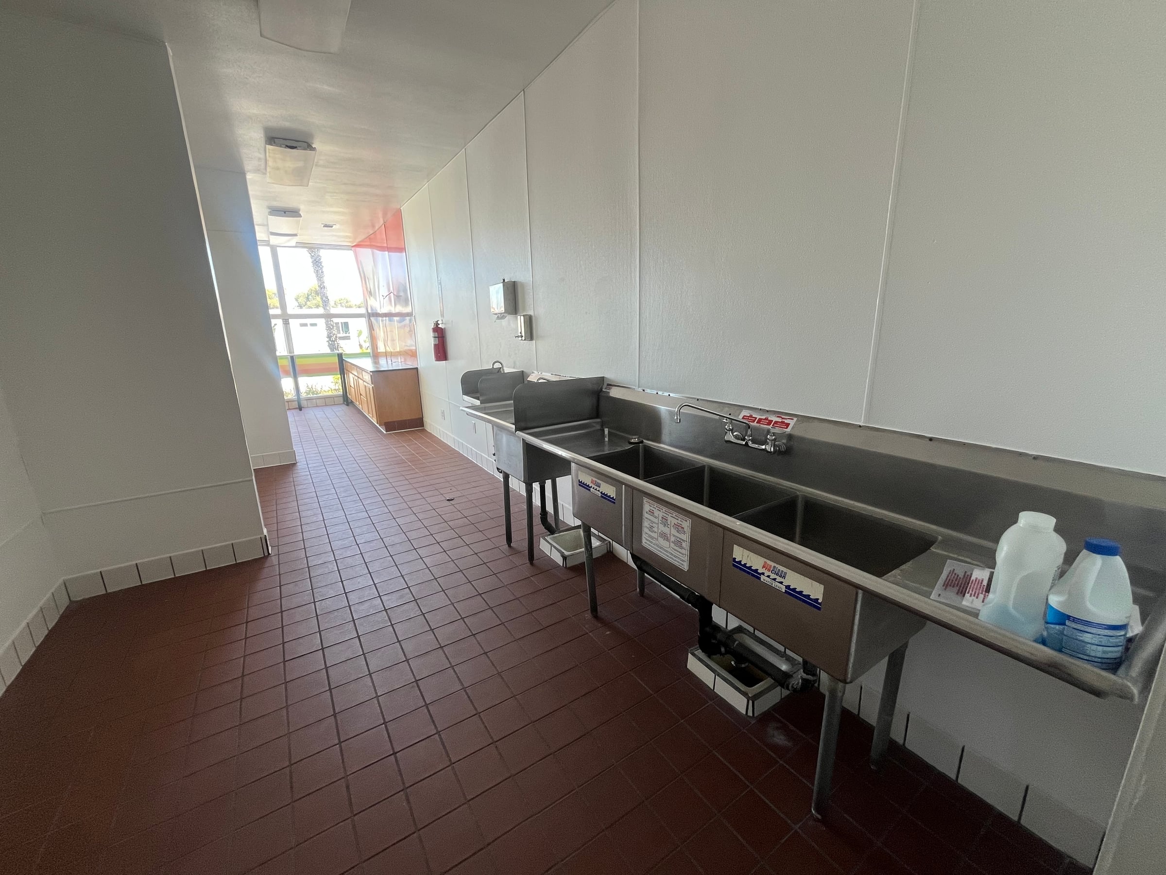 Non Hooded for Lease in Imperial Beach, CA , 975 SF - Thumbnail 1