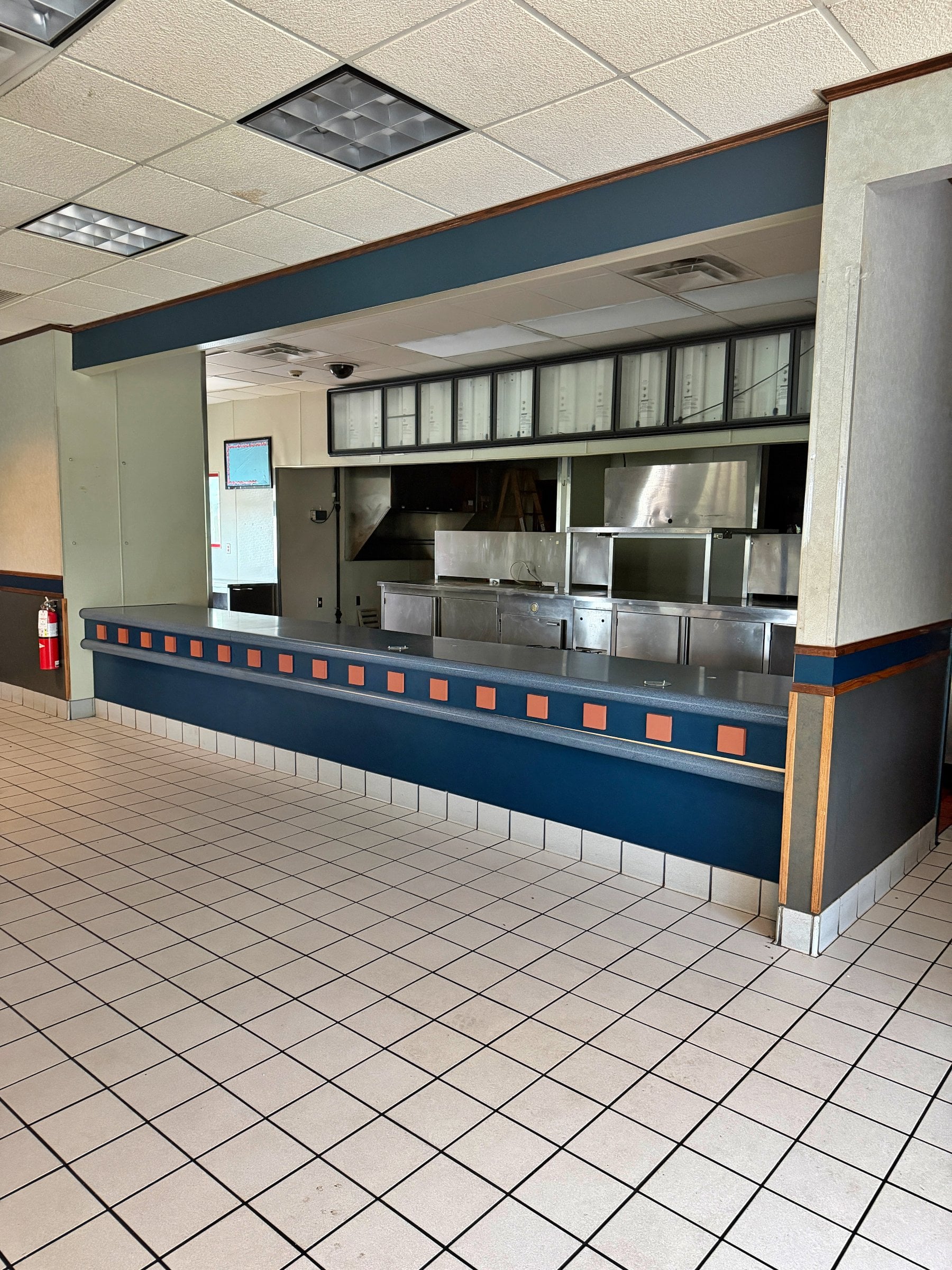 Former Restaurant With Drive-Thru - Thumbnail 4