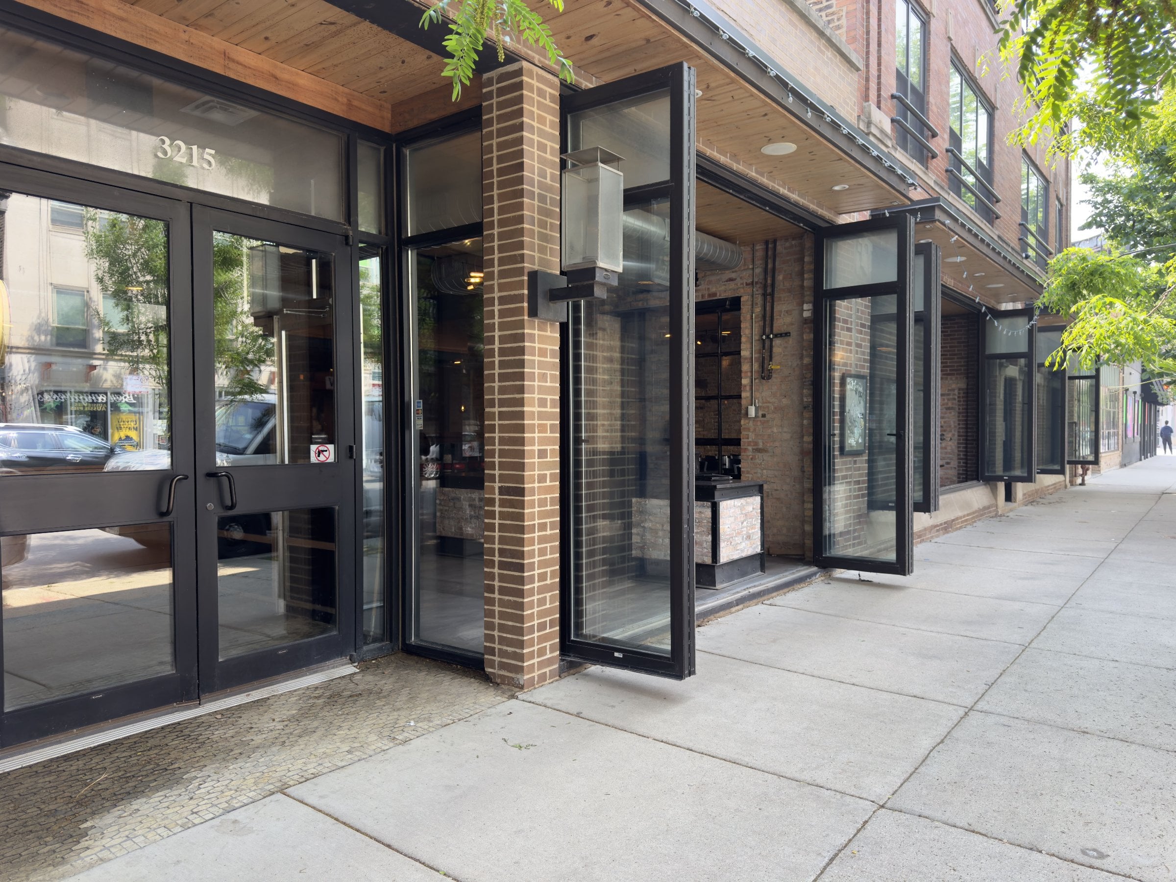 Second-Generation Restaurant in the Heart of Lakeview - Thumbnail 5