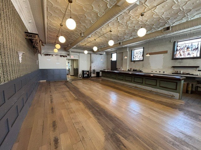 Humboldt Park Second-Generation Corner Restaurant Opportunity - Thumbnail 1