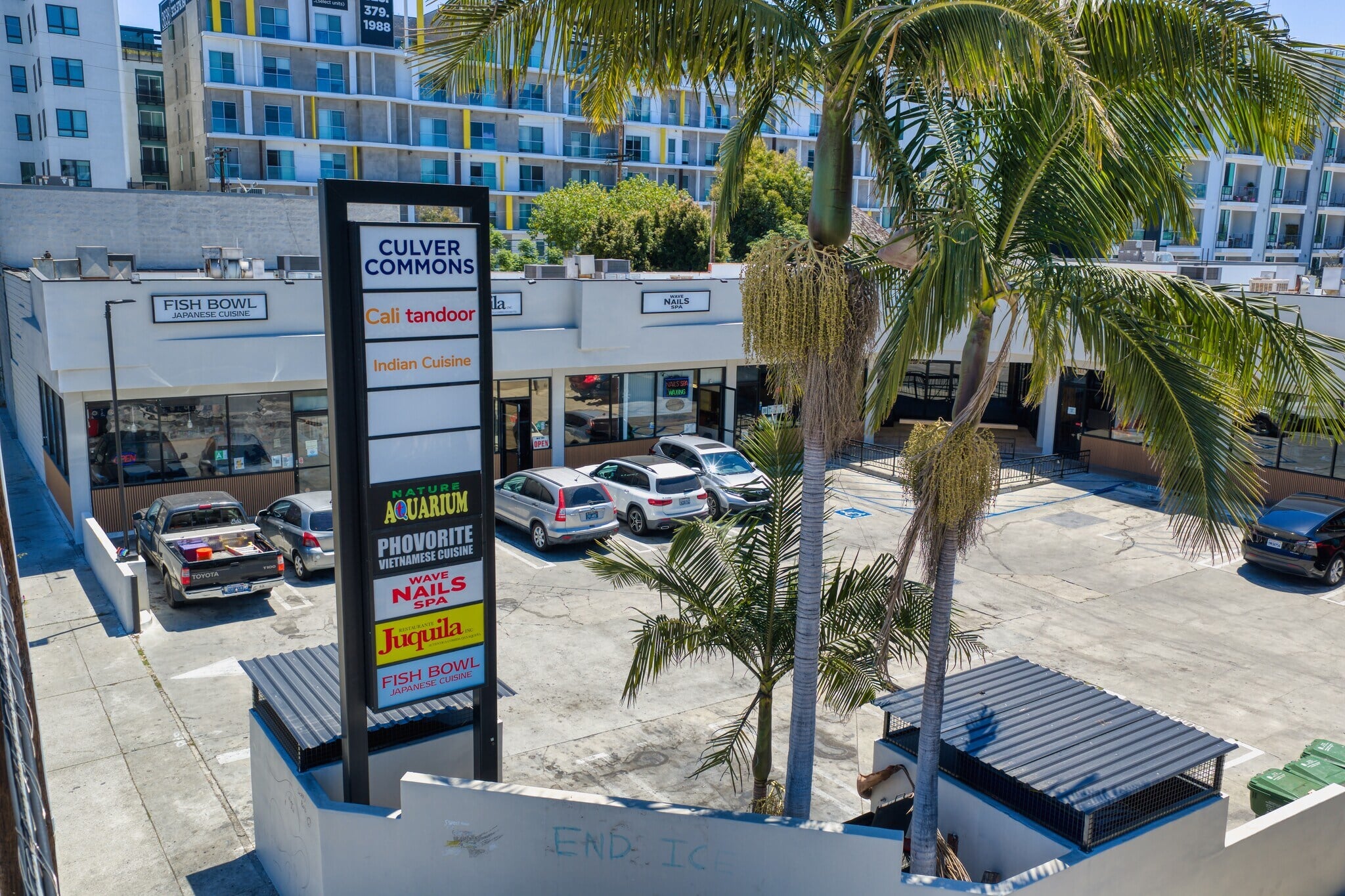 861 - 3,345 SF of 2nd Gen Restaurant/Retail space with Patio in Culver City - Thumbnail 2