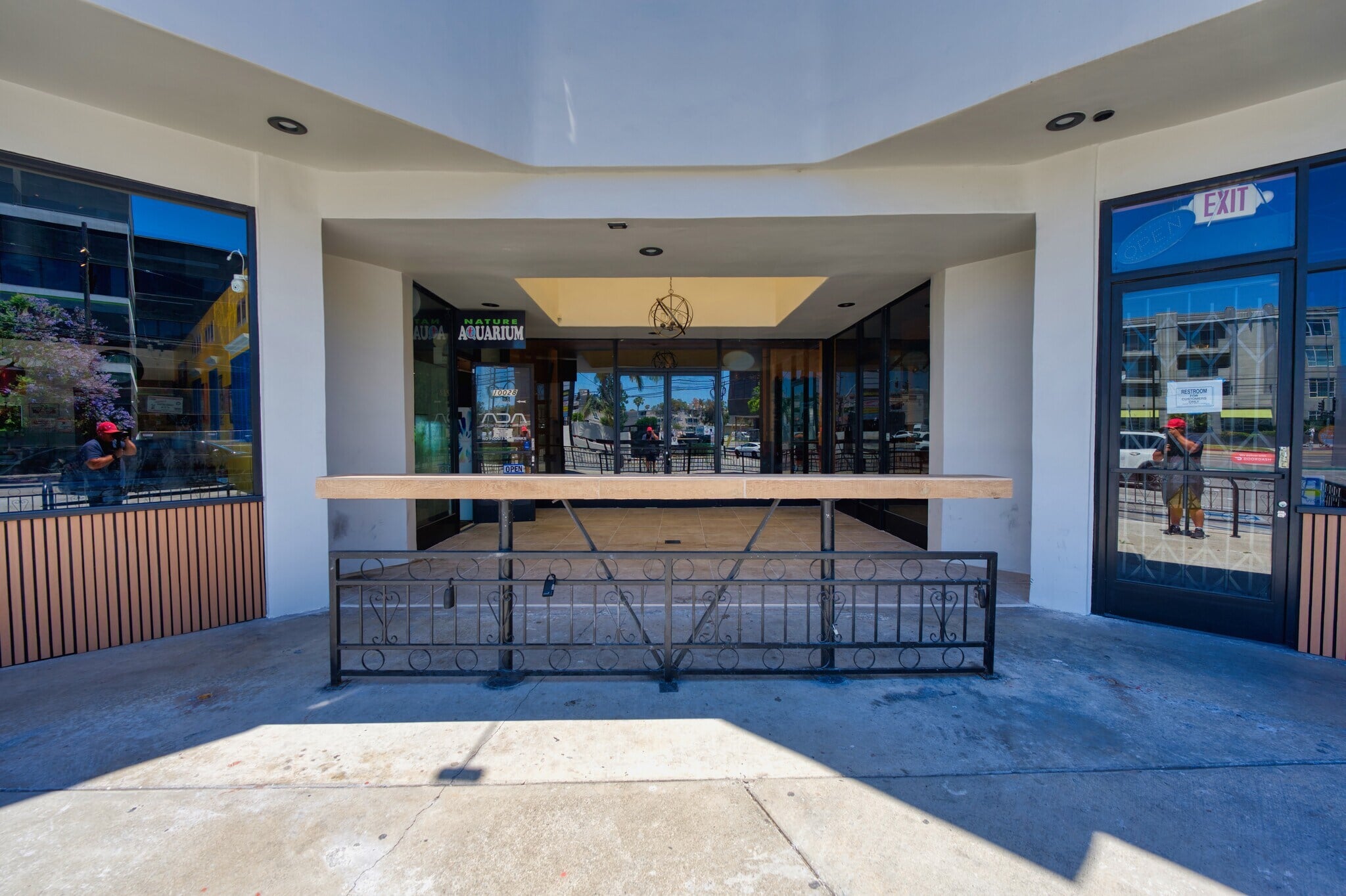 861 - 3,345 SF of 2nd Gen Restaurant/Retail space with Patio in Culver City - Thumbnail 3