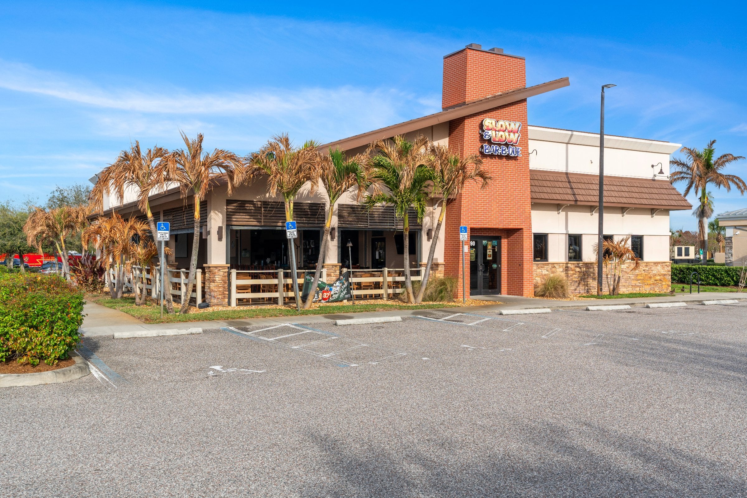 Turnkey 4690 sf stand-alone restaurant near I-95 and fully equipped with bar and patio - Thumbnail 4