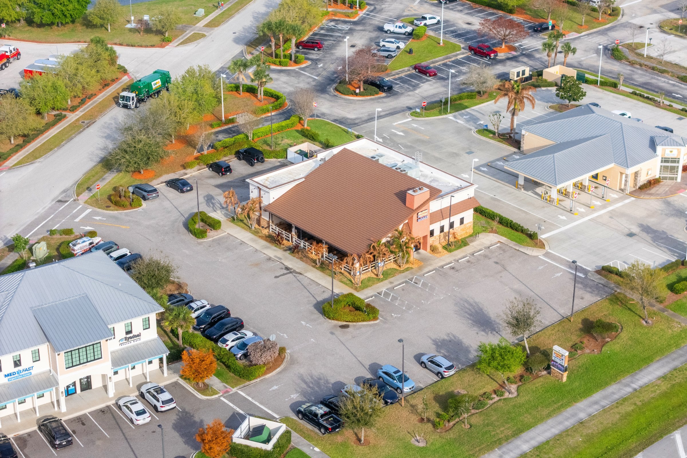 Turnkey 4690 sf stand-alone restaurant near I-95 and fully equipped with bar and patio - Thumbnail 3
