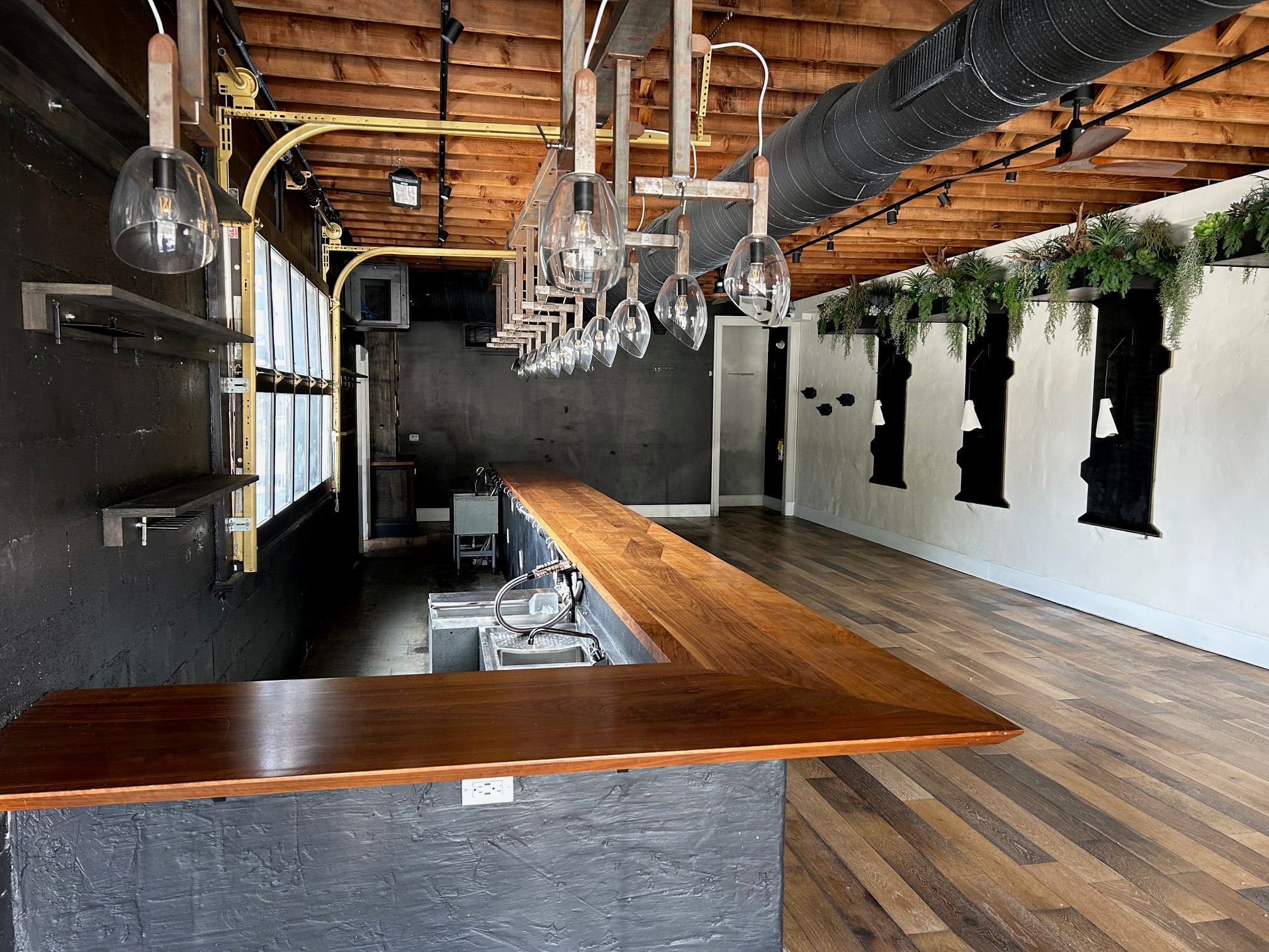 Bar Lounge for Lease in Chagrin Falls, OH – 1,875 SF - Thumbnail 1
