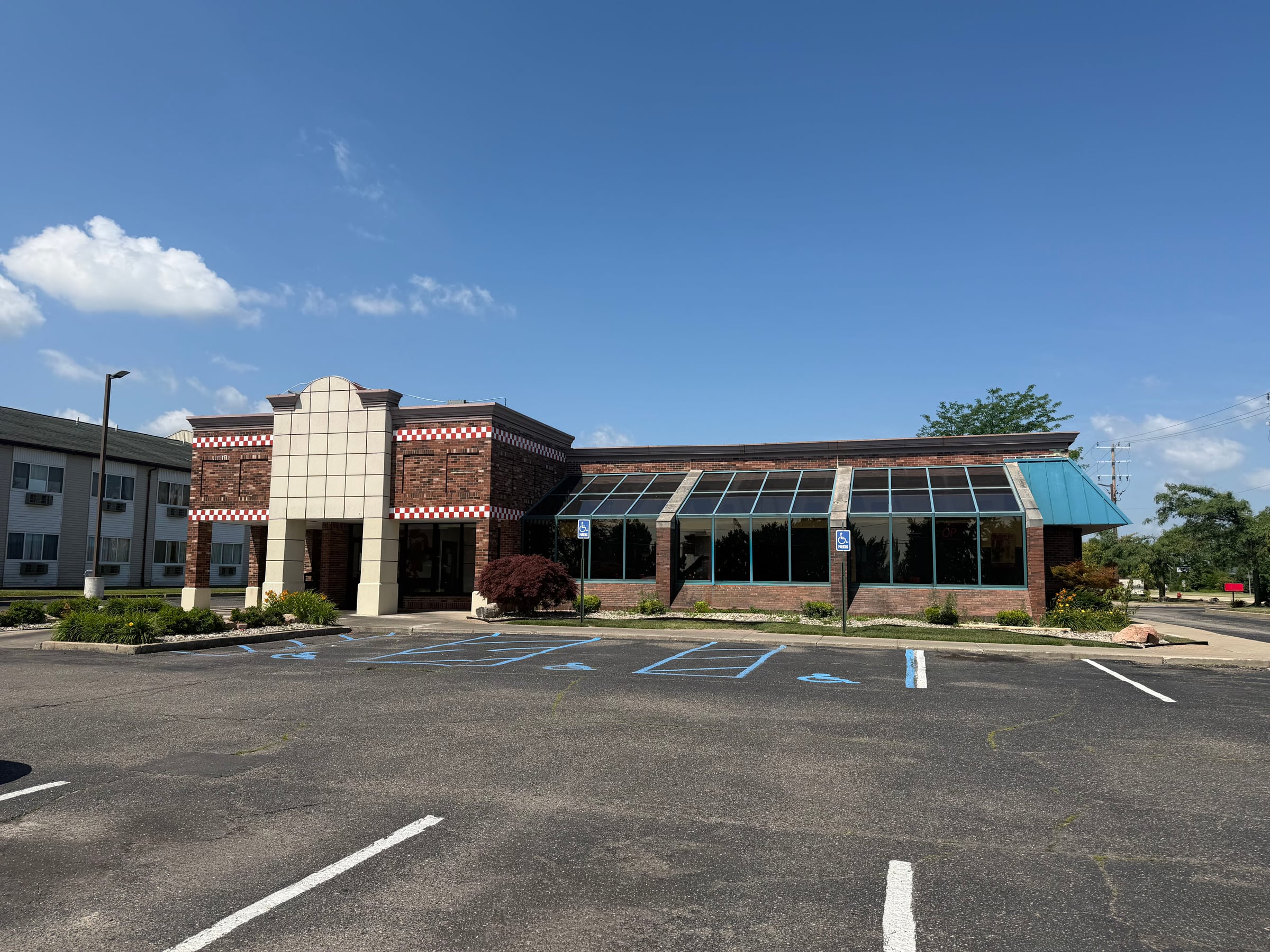 Full Restaurant for Lease in Romulus, MI, 5,557 SF - Image 2