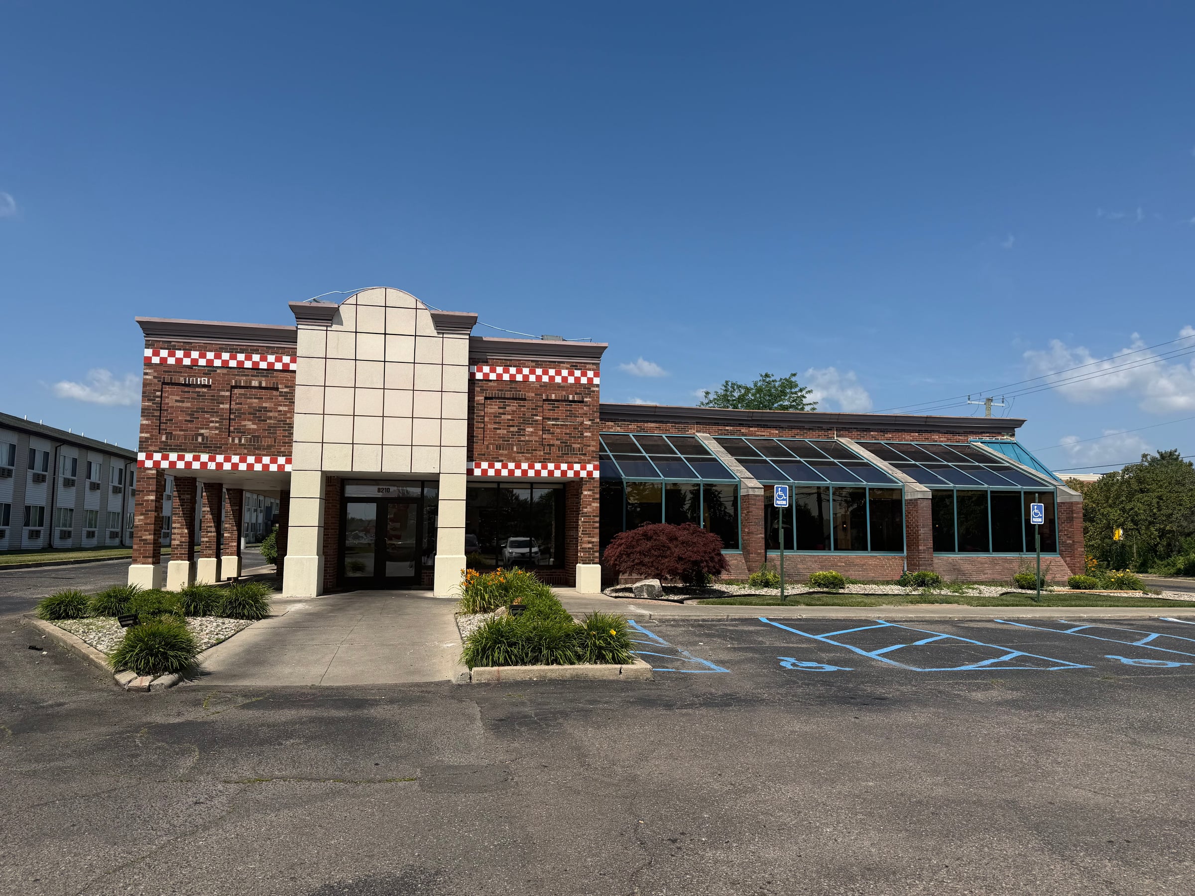Full Restaurant for Lease in Romulus, MI, 5,557 SF - Thumbnail 3