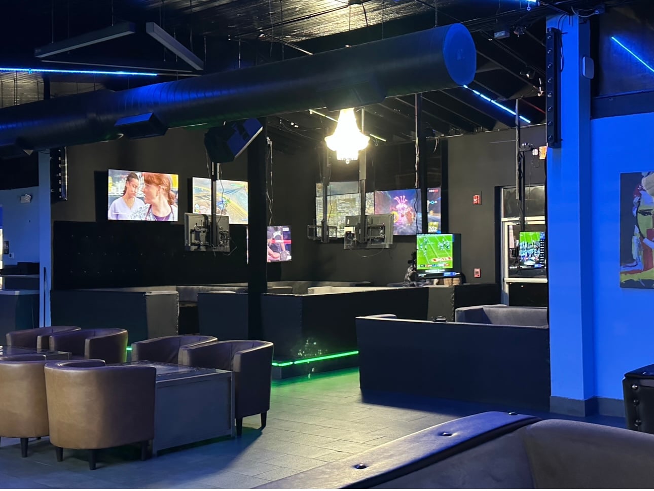 Turn-Key Restaurant, Bar & Lounge Near Uptown - Thumbnail 2