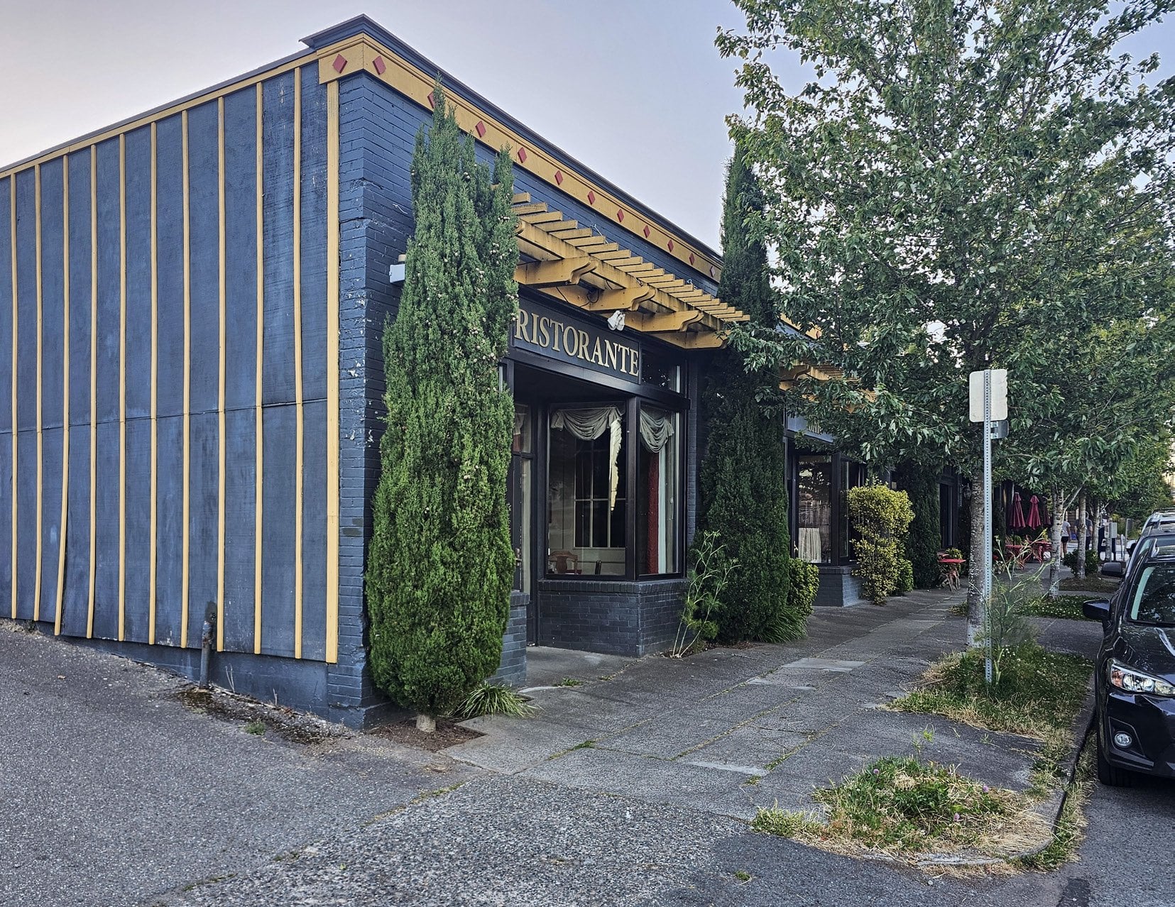 6,750 SF freestanding restaurant featuring a full-service bar - Thumbnail 3
