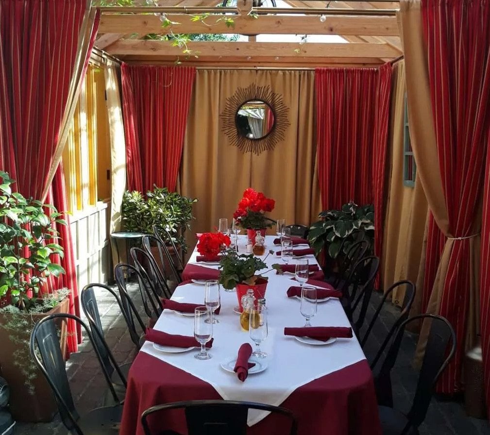 6,750 SF freestanding restaurant featuring a full-service bar - Thumbnail 2