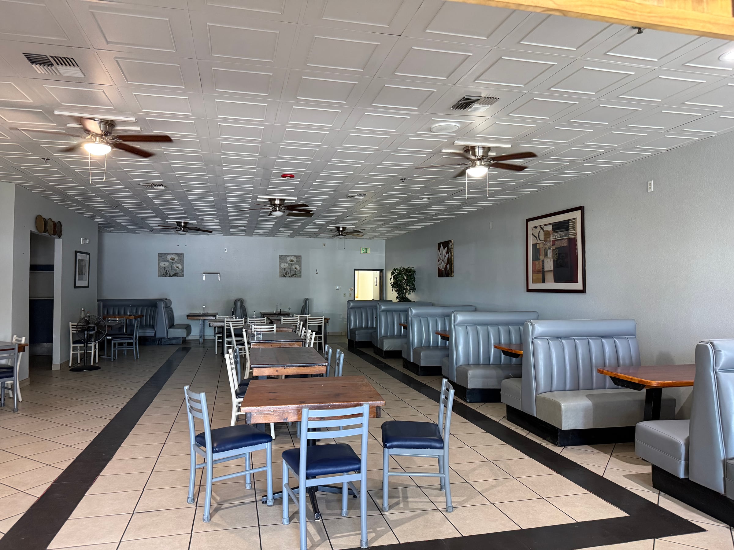 Full Restaurant for Lease in Bakersfield, CA, 4,400 SF - Thumbnail 1