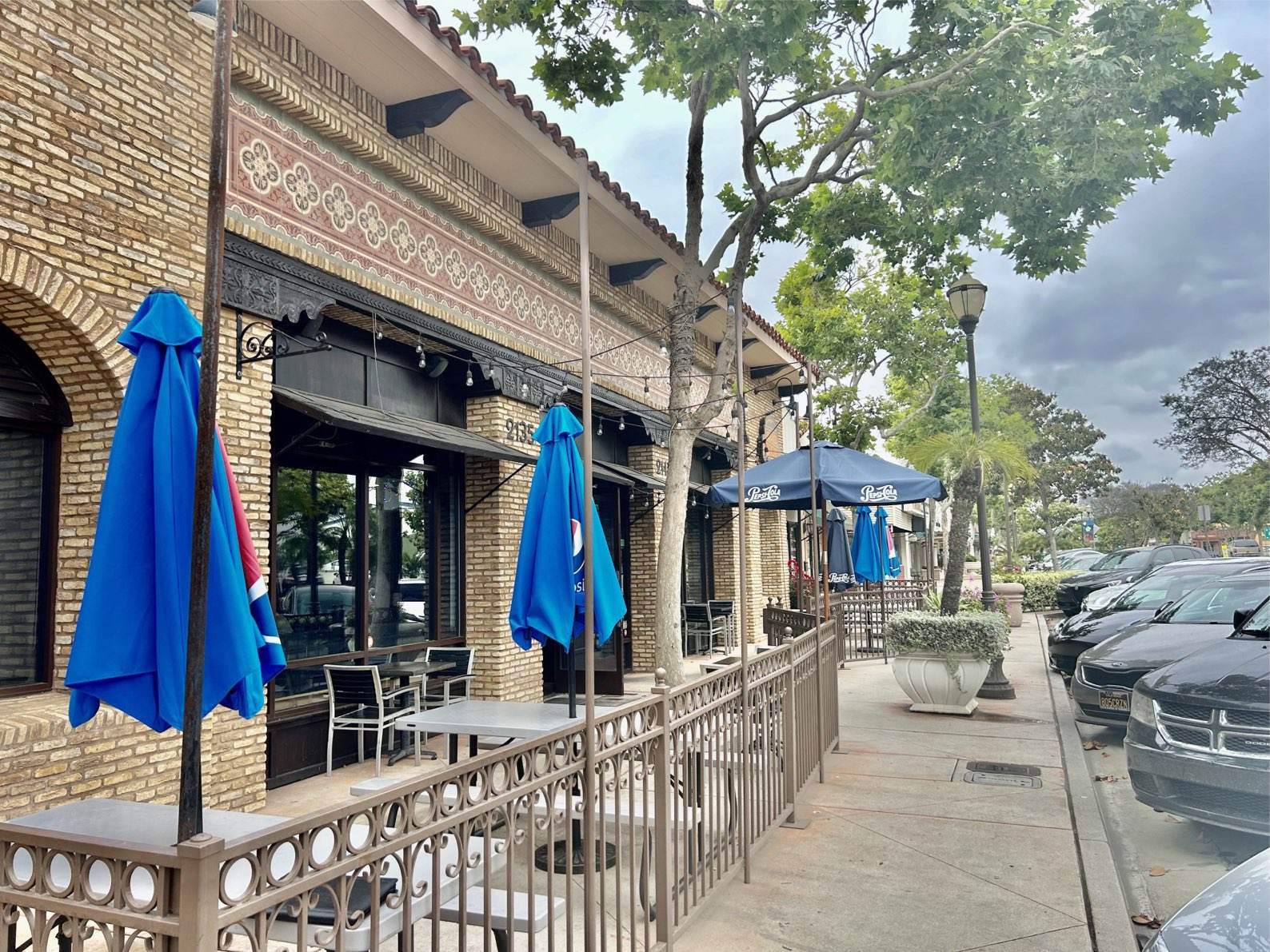 Popular Gourmet Burger & Beer Restaurant , Prime Downtown Location - Image 1