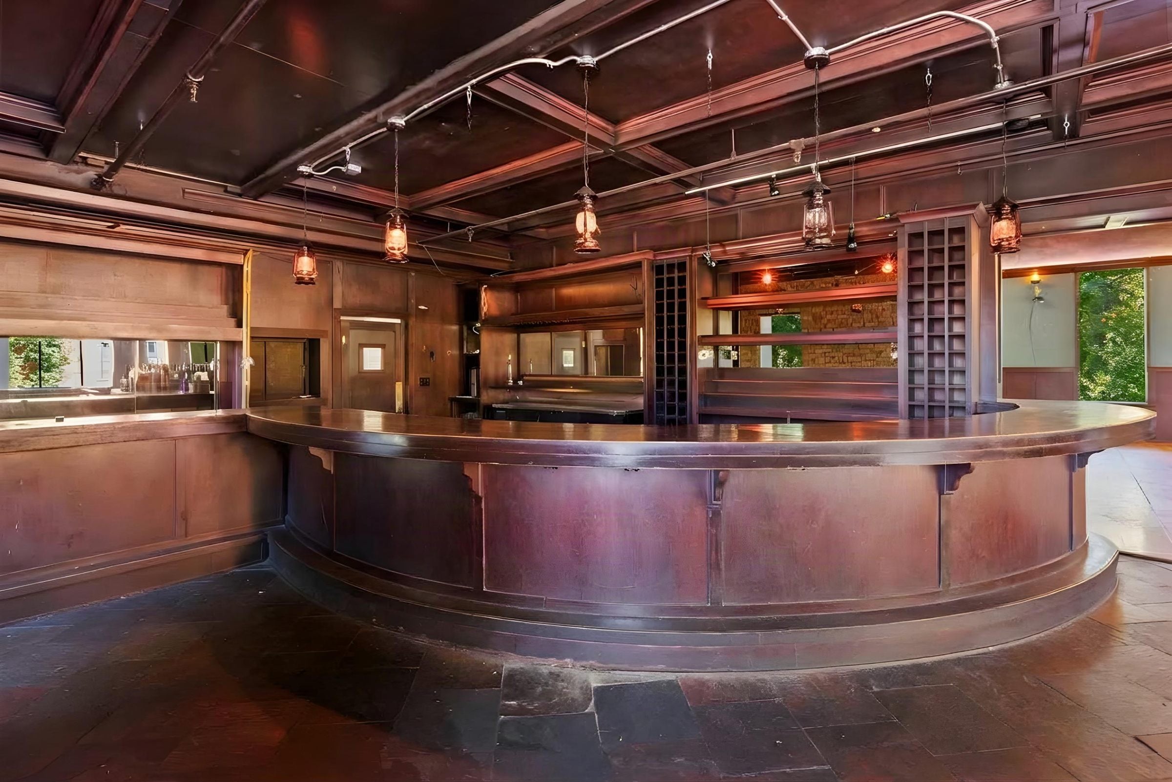 A Landmark 2ND Generation Restaurant Opportunity - Thumbnail 3