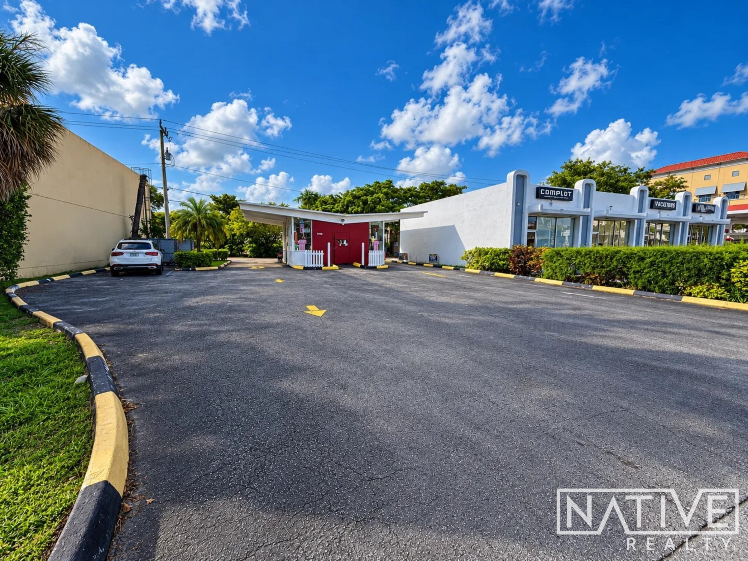 Freestanding drive-thru building on its own lot - Thumbnail 4