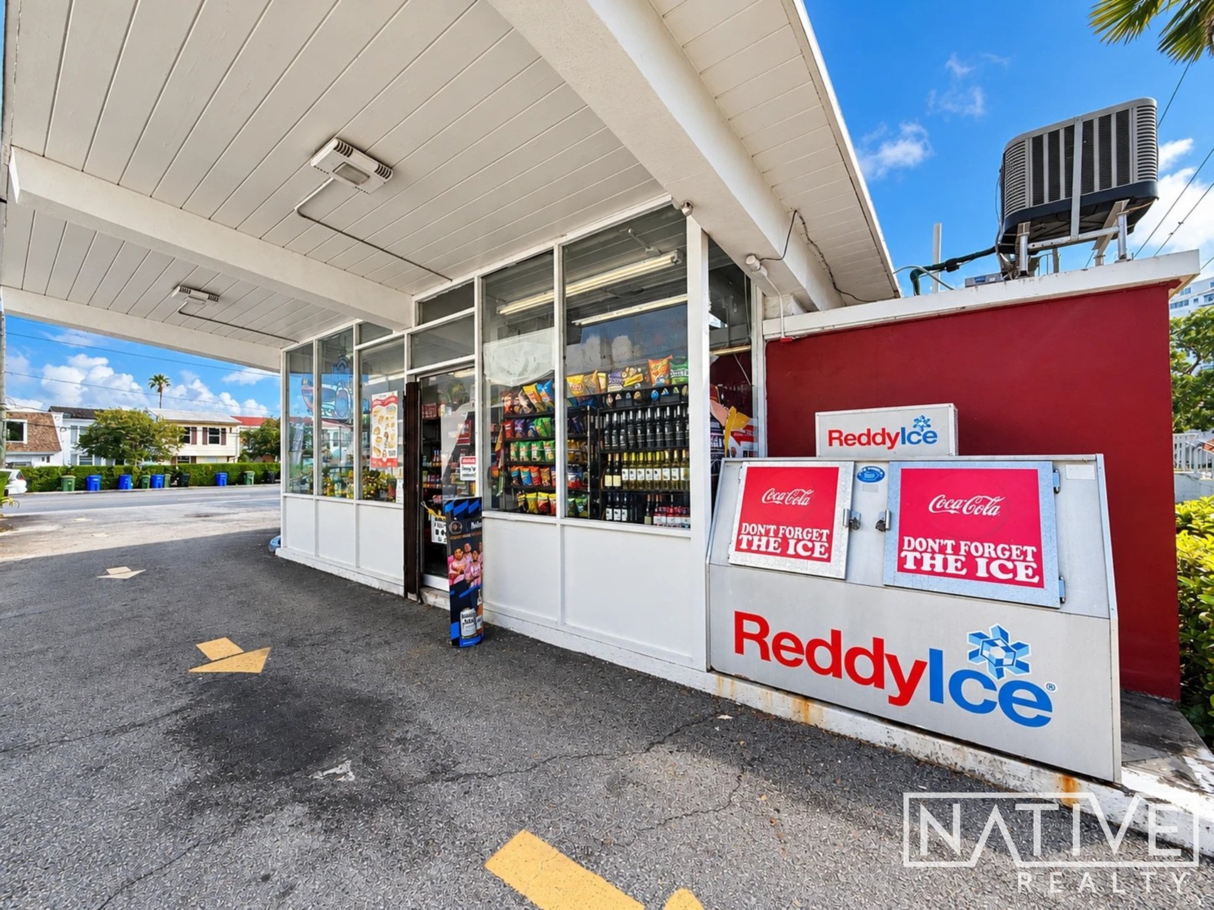 Freestanding drive-thru building on its own lot - Thumbnail 2