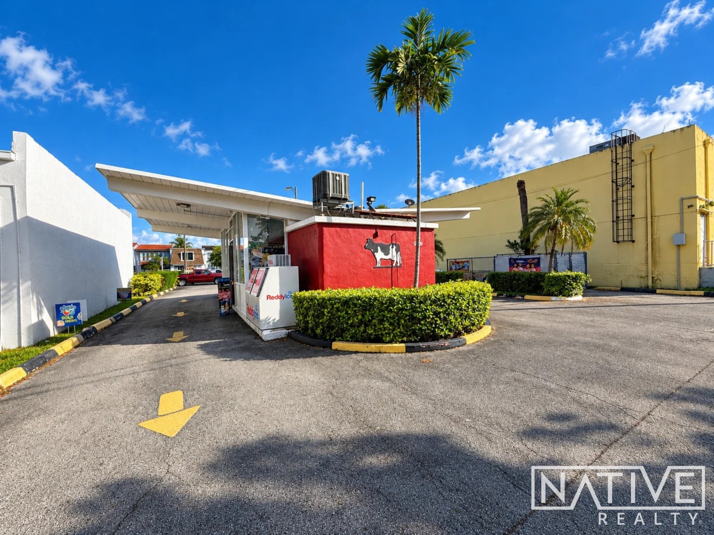 Freestanding drive-thru building on its own lot - Thumbnail 3