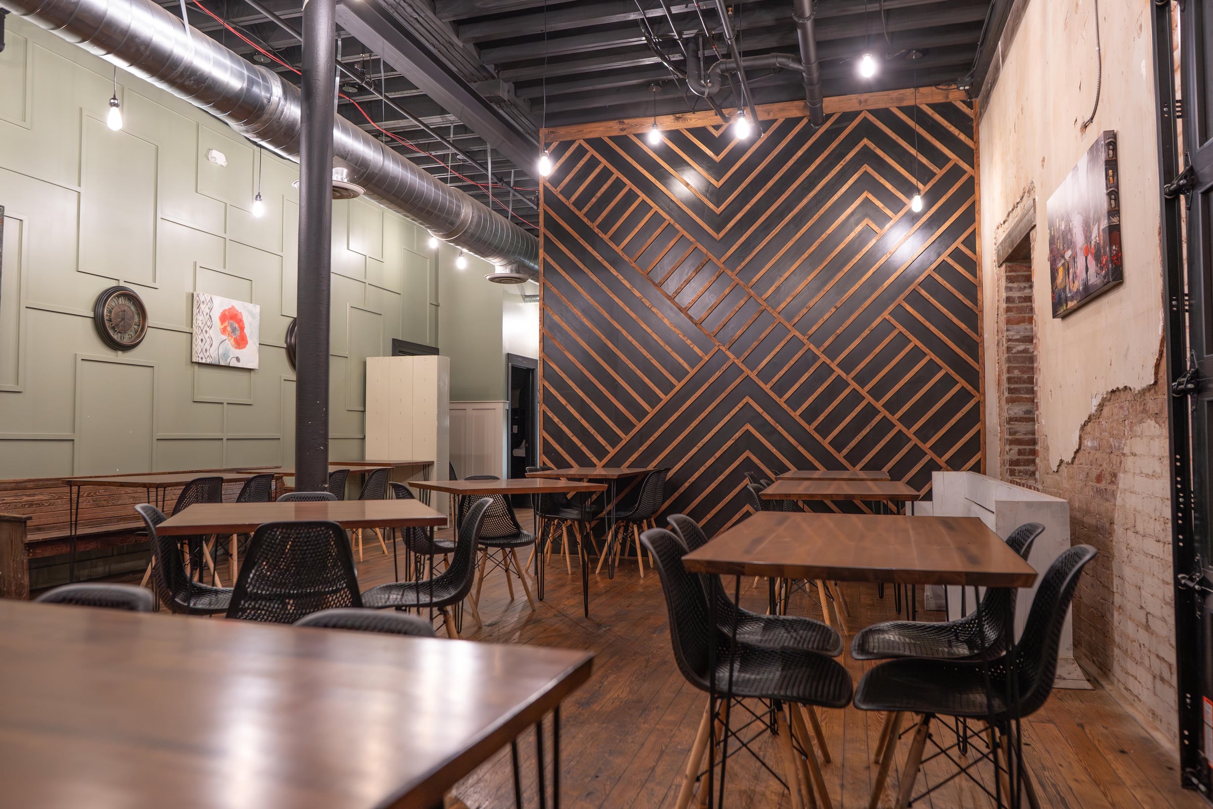 Newly Renovated Restaurant & Bar - Thumbnail 4
