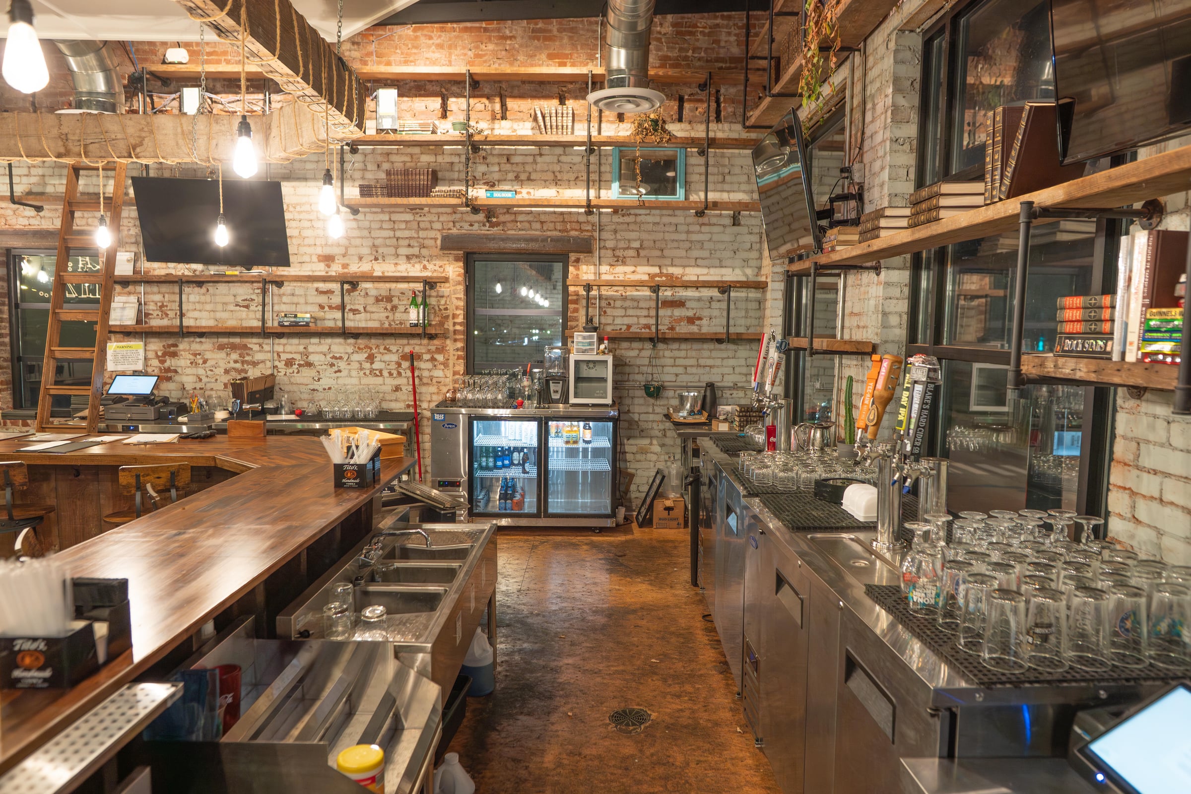 Newly Renovated Restaurant & Bar - Thumbnail 5