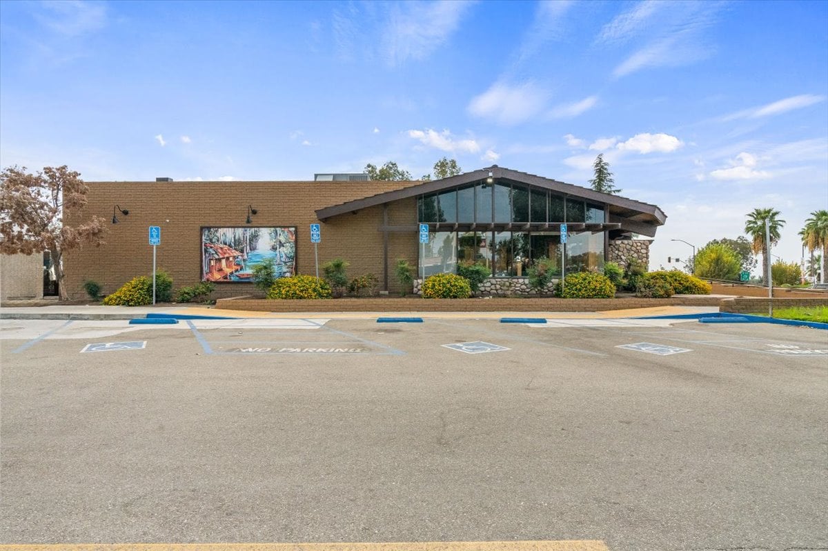 Turn-Key Restaurant Building Located in Bakersfield, CA