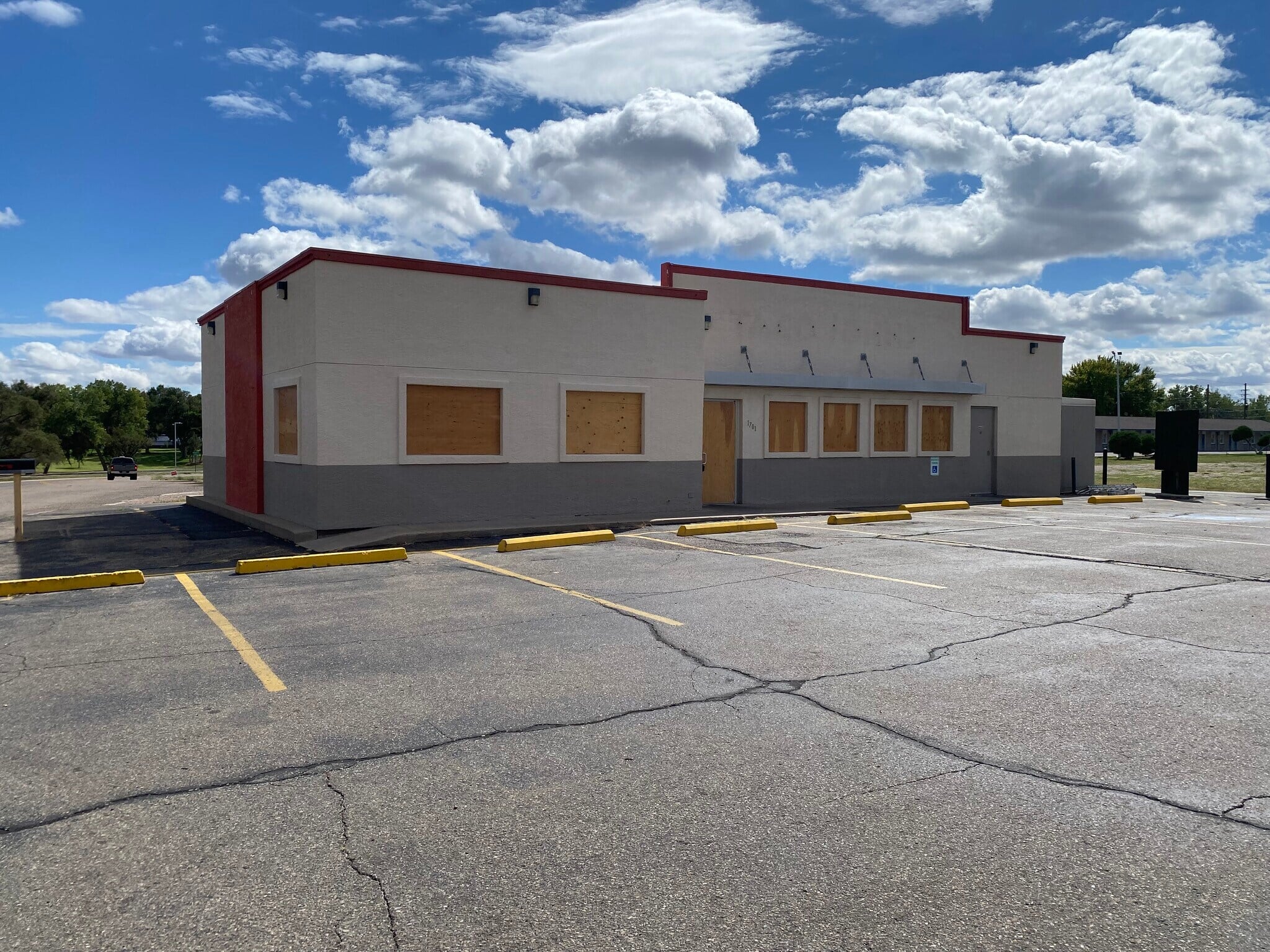 Drive-Thru Restaurant Building For Lease