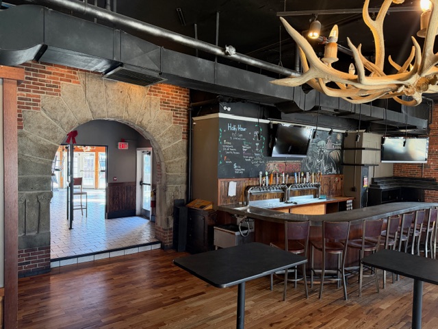 Excellent LOCATION Downtown at Major Intersection FULL scale restaurant/eatery/food pavilion/ entertainment  center - Thumbnail 7