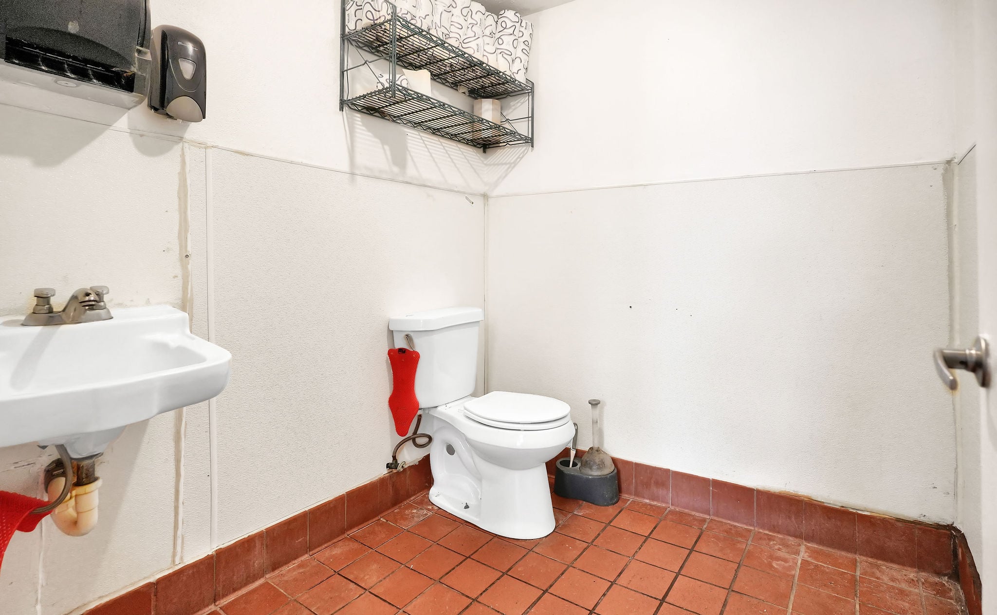 Full Restaurant for Lease in Coral Gables Section, Coral Gables, FL ,  3,820 SF - Thumbnail 2