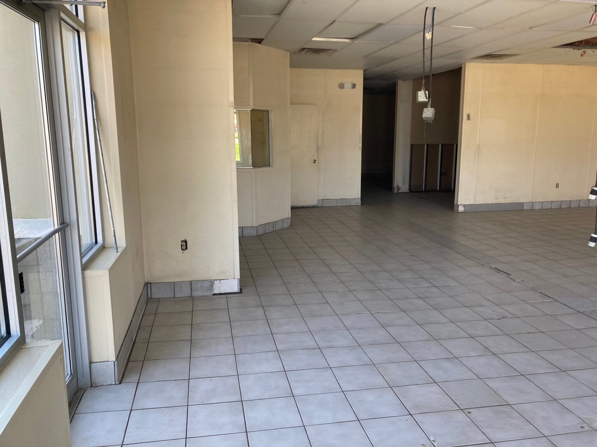 Former Papa John’s Pizza stand-alone retail building for lease - Image 3