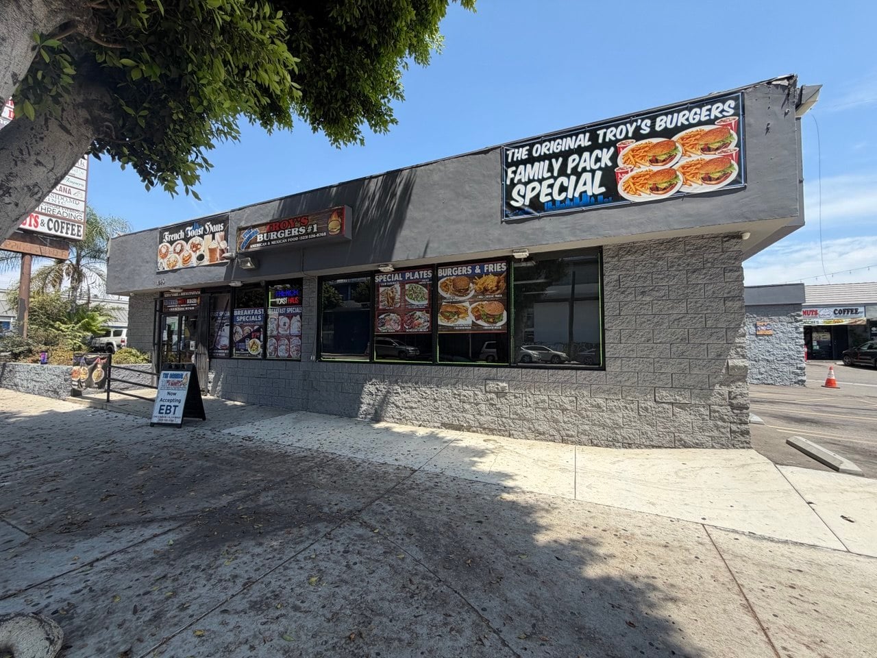 2,205 SF Fully Operational Restaurant for Sell , Fully Equipped