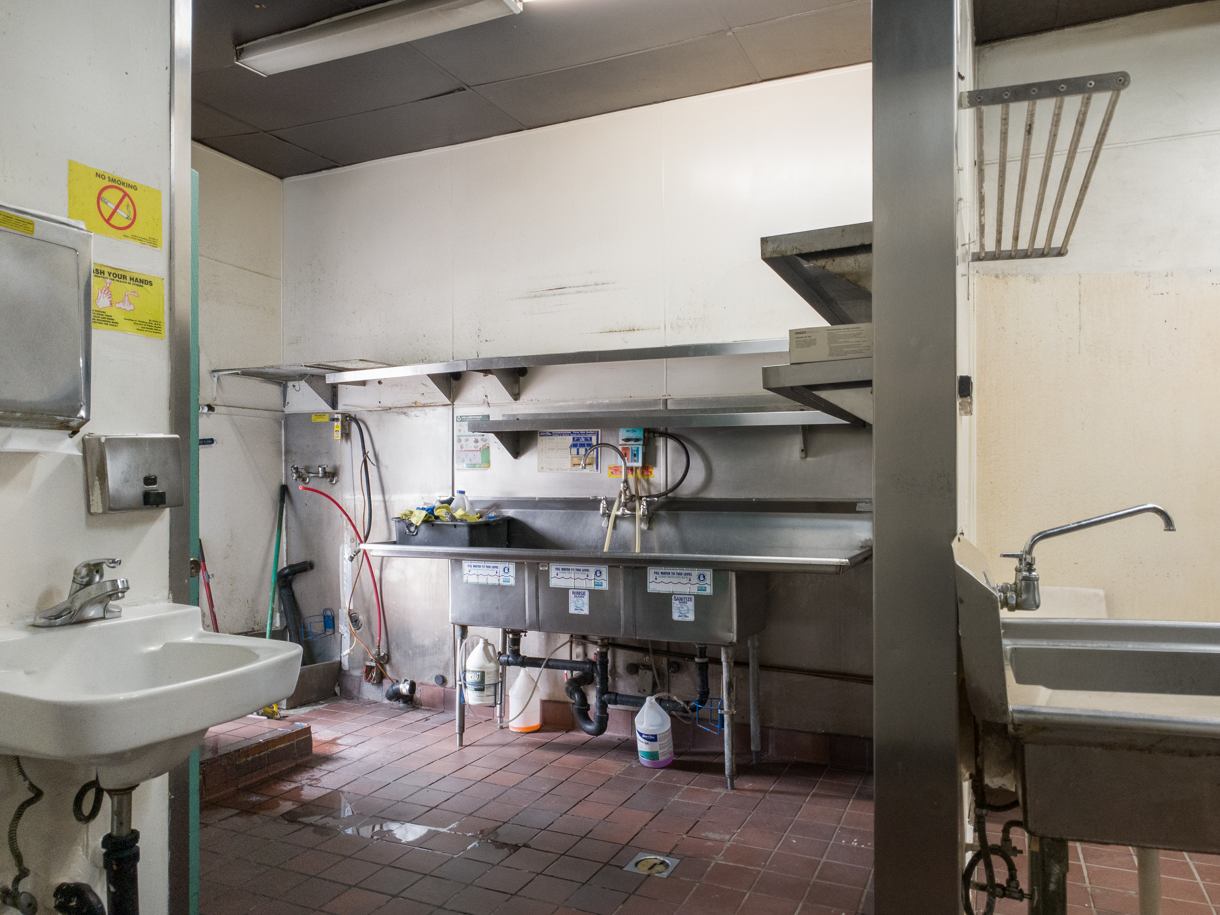 Full Restaurant for Lease in Los Angeles CA - Thumbnail 1