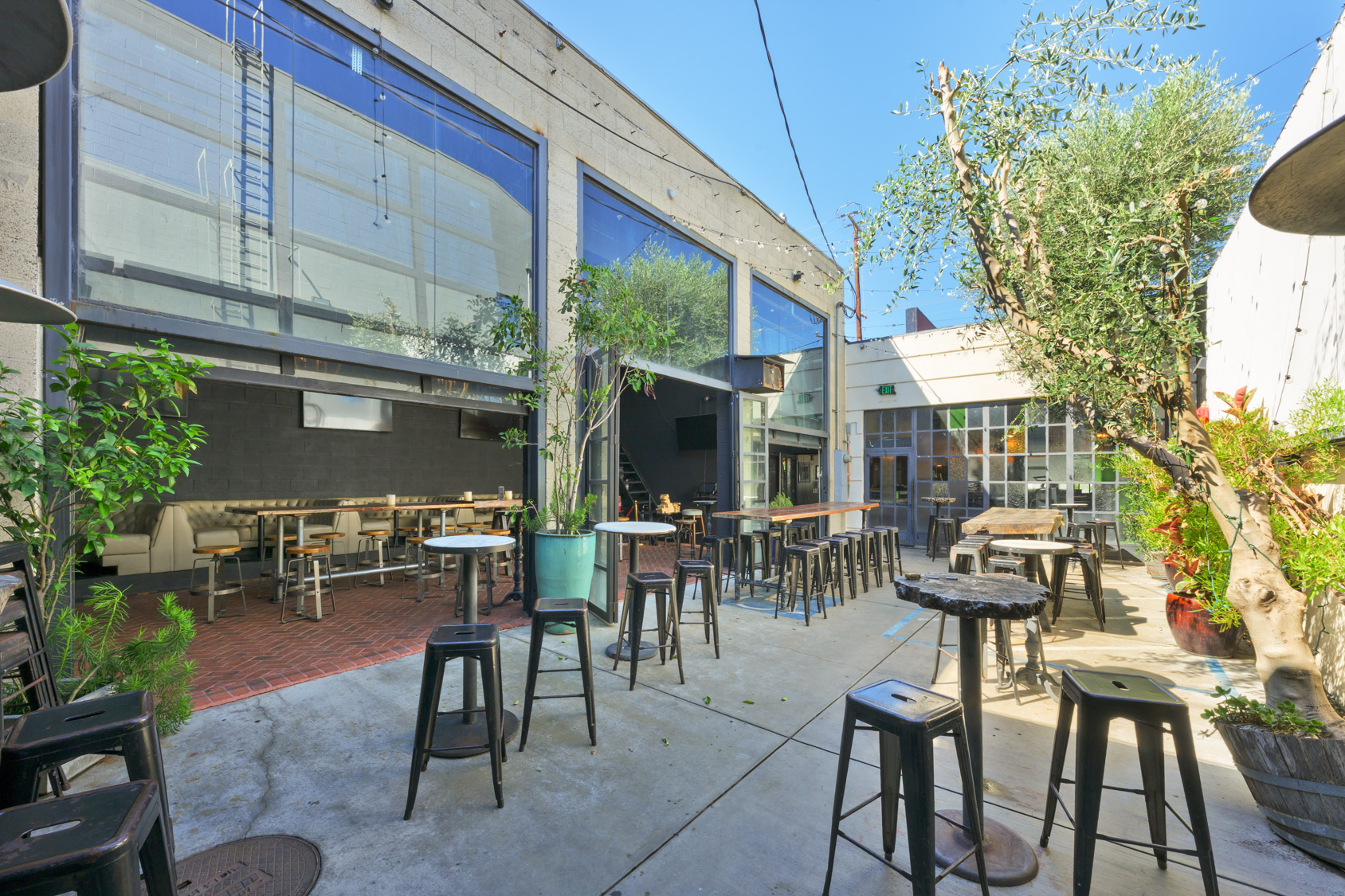 Full Restaurant for Lease in Los Angeles CA - Thumbnail 2