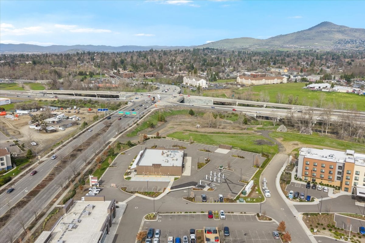 Full Restaurant for Lease in Medford, OR, 9,170 SF - Thumbnail 1