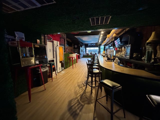 Bar Lounge for Lease in Lake View East, Chicago, IL ,  1,670 SF - Thumbnail 3