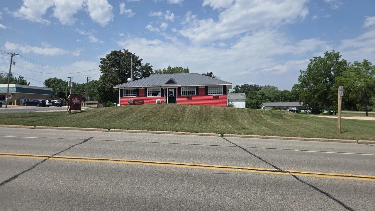 Multi-Use Full Restaurant for Sale in Coloma, WI, $349K - Thumbnail 1