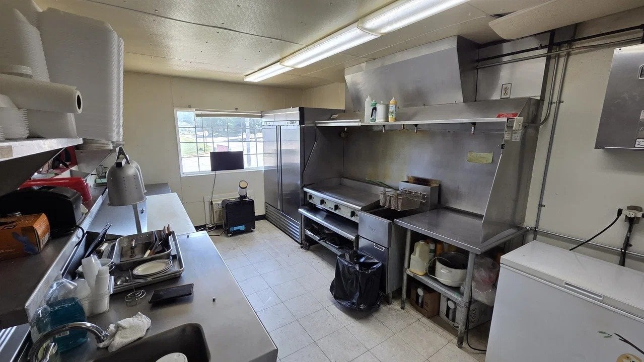 Multi-Use Full Restaurant for Sale in Coloma, WI, $349K - Thumbnail 3