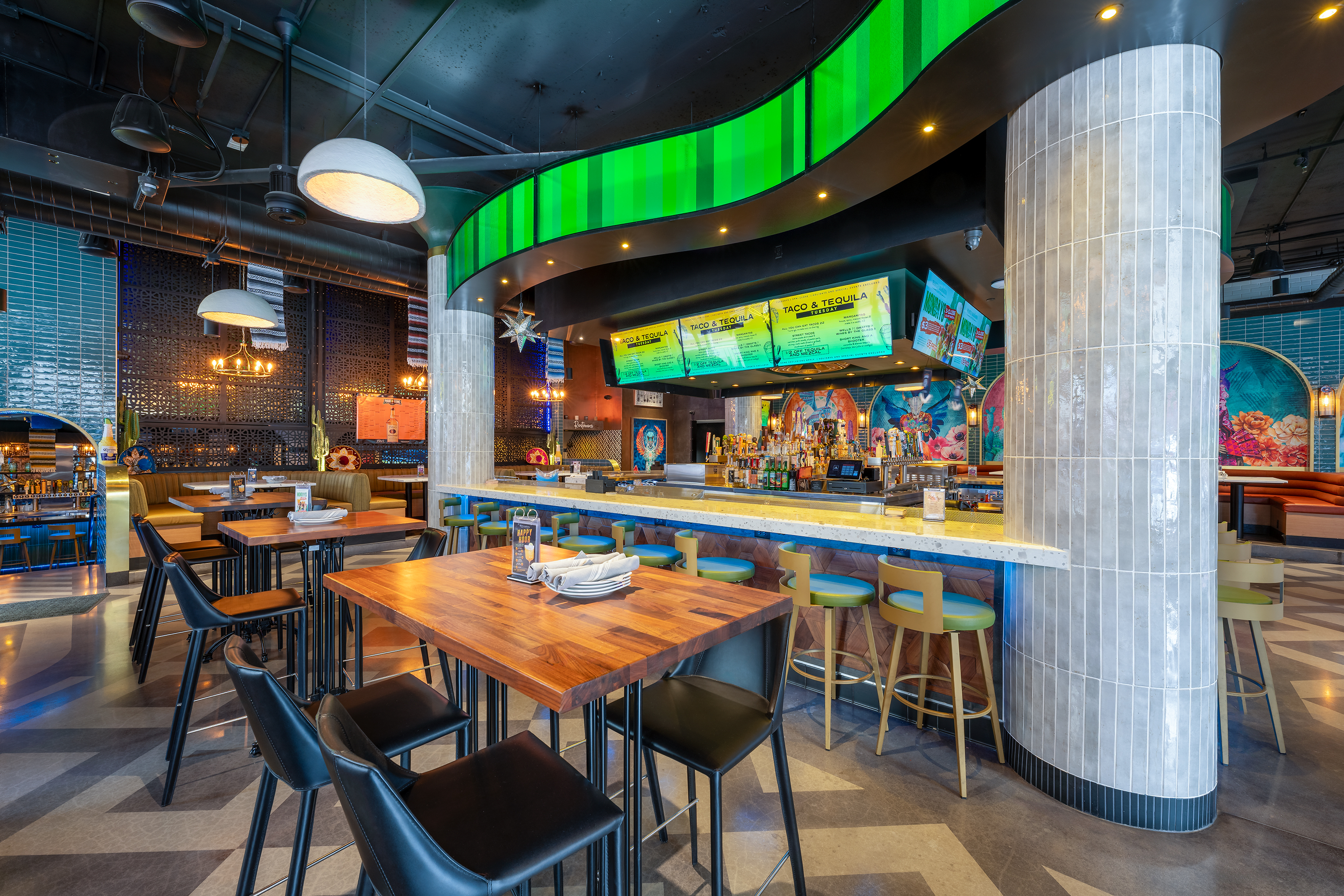 Newly Built Gaslamp Bar/Restaurant For Sale - Image 9