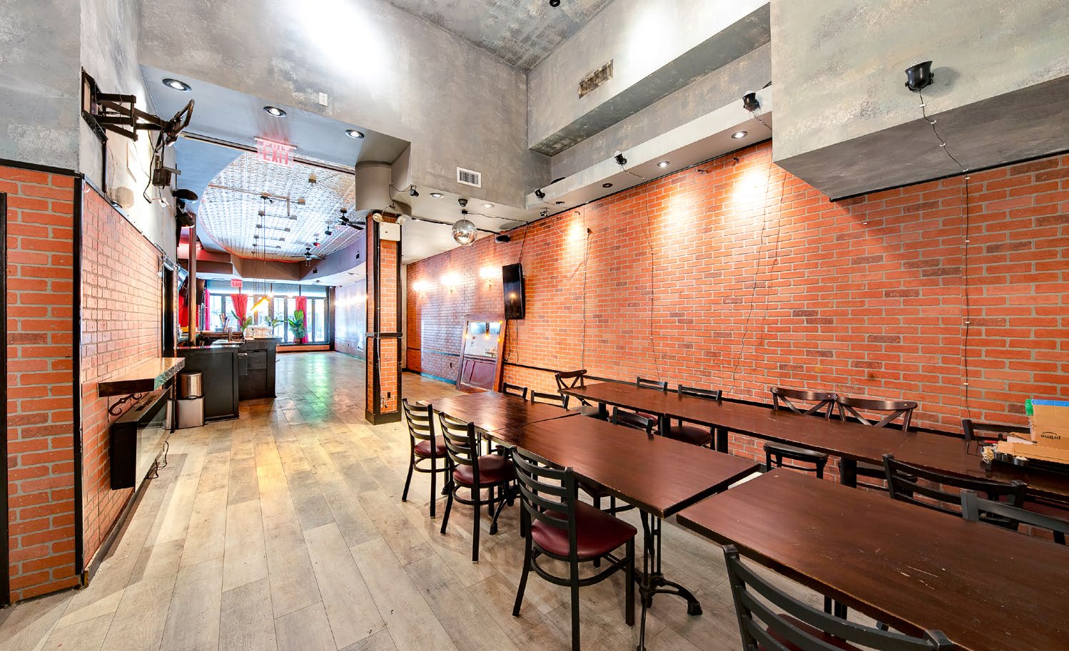 Restaurant/Bar For Lease - Thumbnail 4