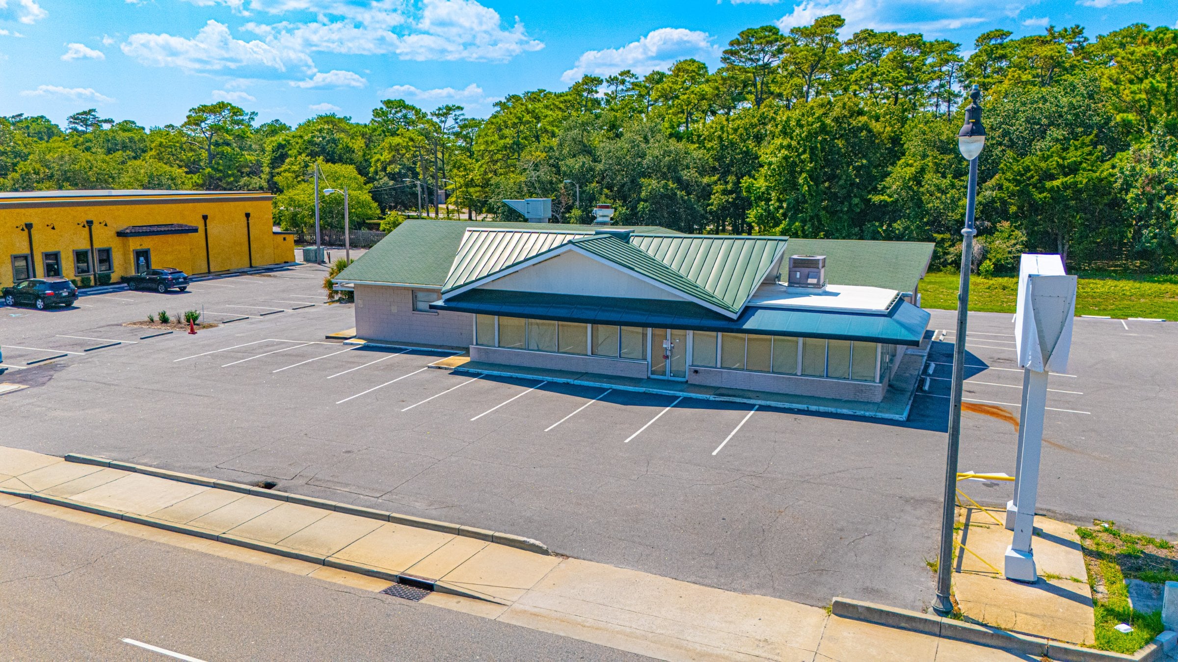 4,324 SF freestanding former Krispy Kreme - Thumbnail 5