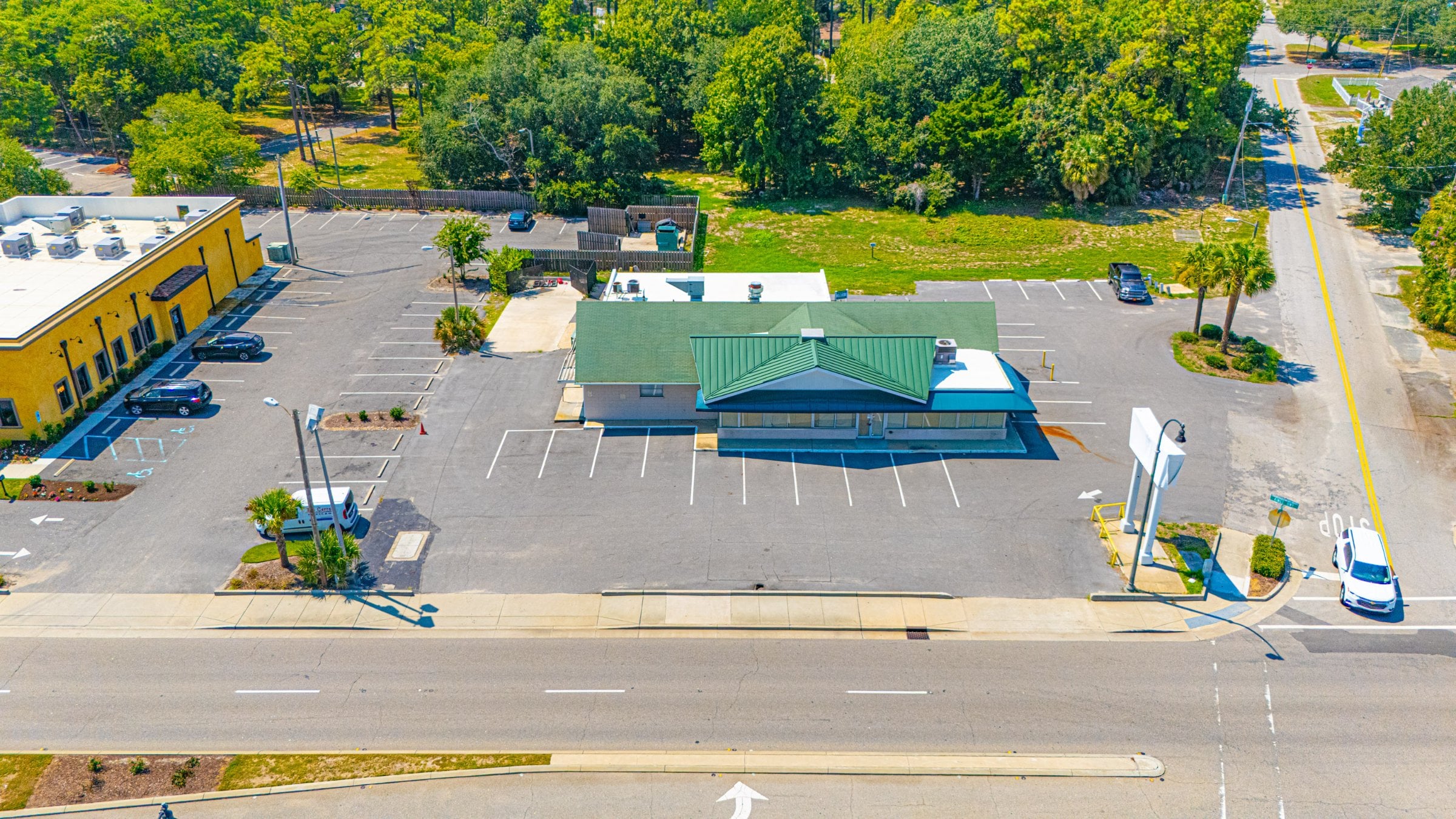 4,324 SF freestanding former Krispy Kreme - Thumbnail 4