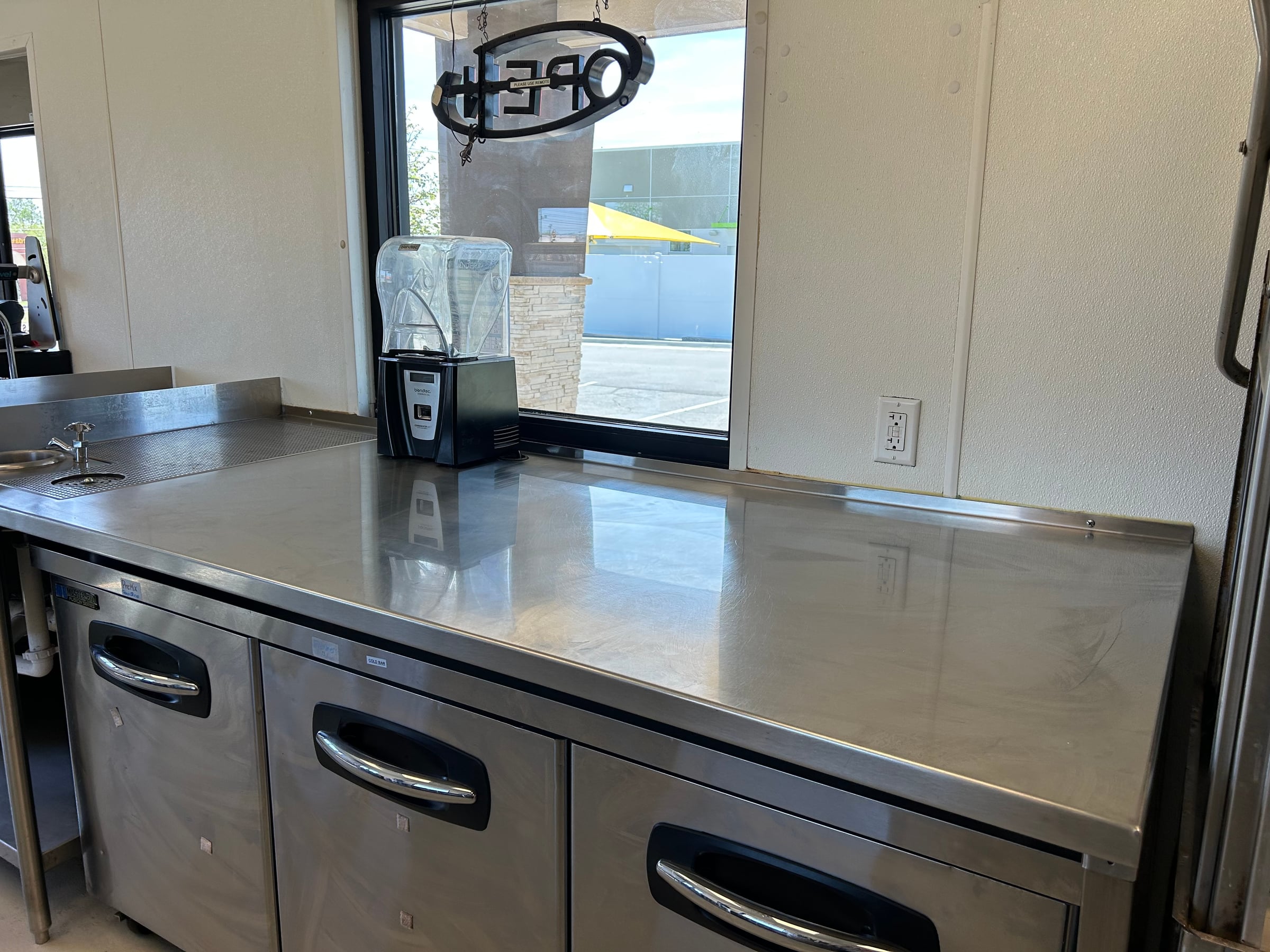 Turnkey Coffee Shop with Equipment or Redevelopment Pad Site - Thumbnail 3