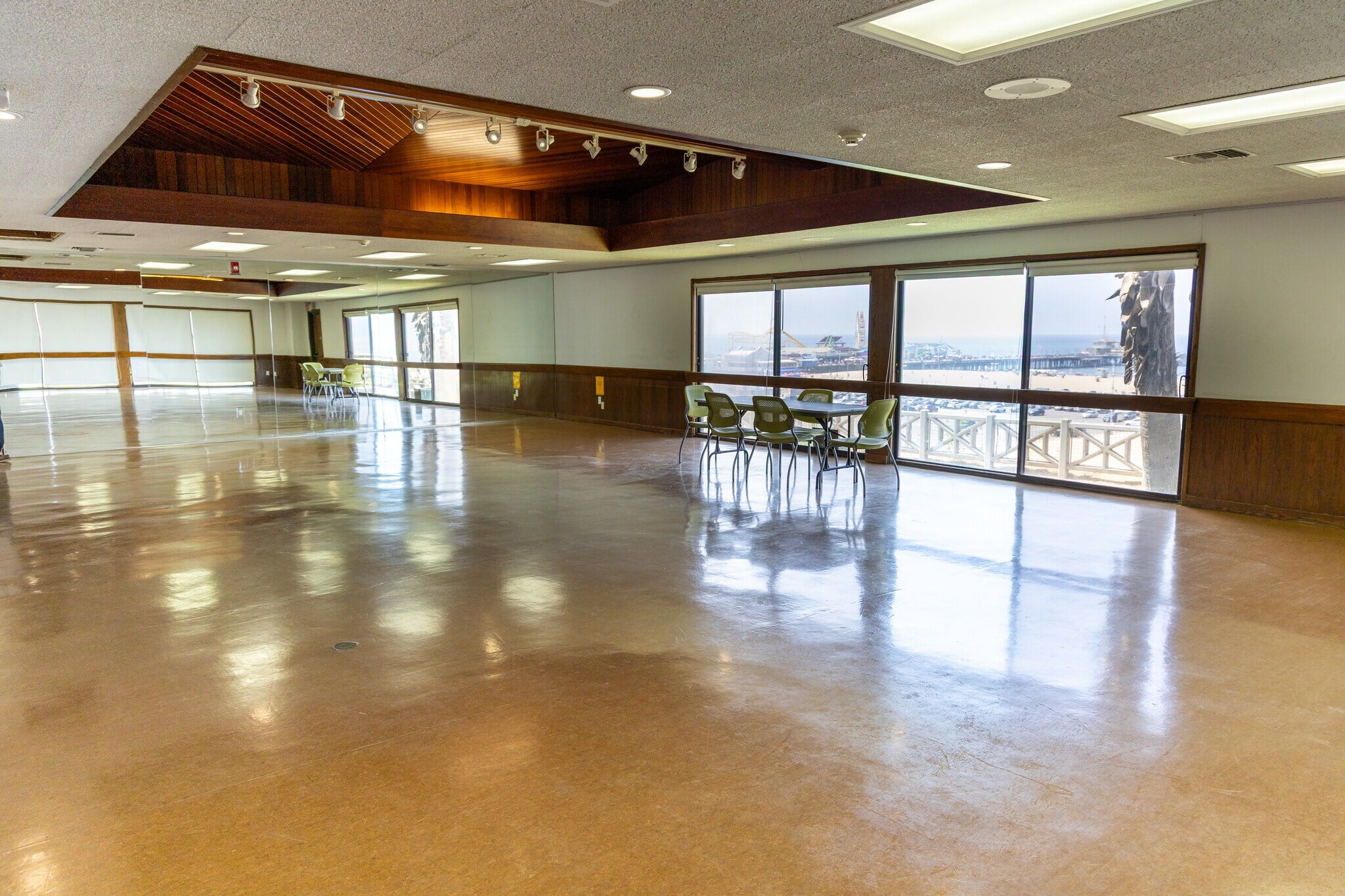 Full Restaurant for Lease in Santa Monica, CA, 2,000 SF - Thumbnail 3