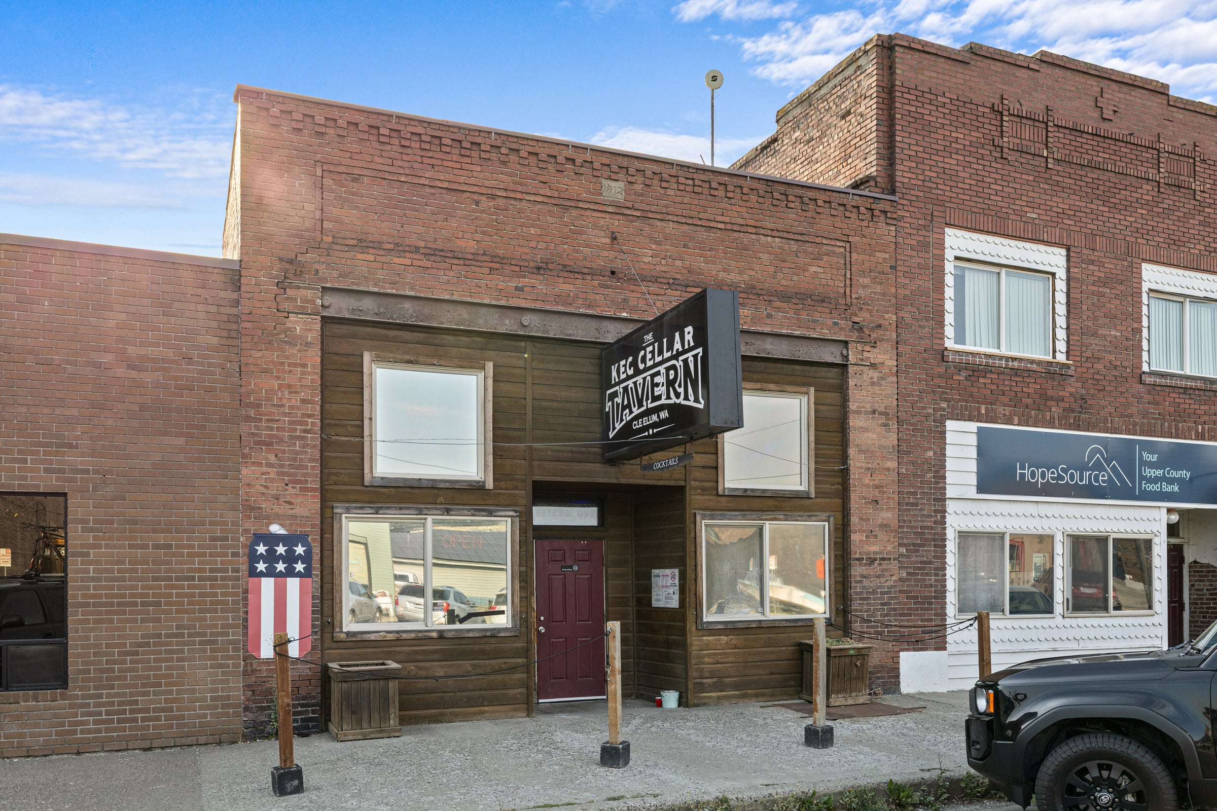 Bar & Lounge for Sale in Cle Elum, WA, $800K - Thumbnail 2